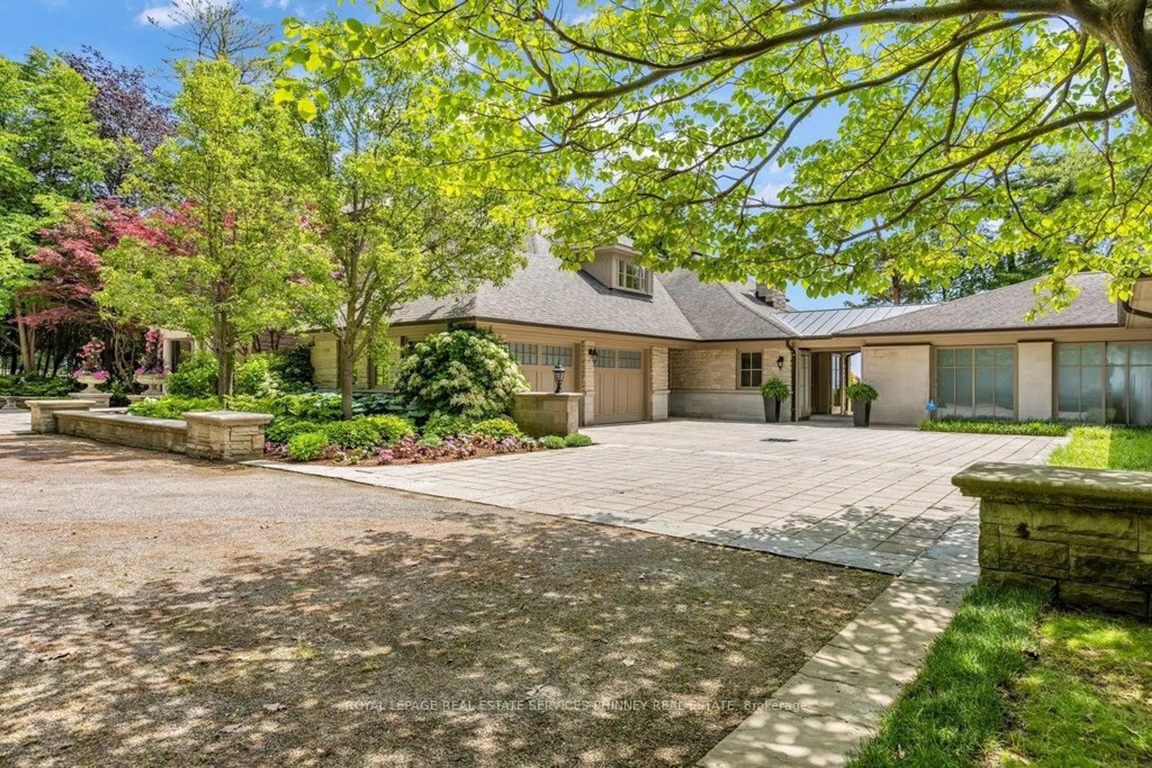 A pic from outside/outdoor area/front of a property/back of a property/a pic from drone, street for 35 Brentwood Rd, Oakville Ontario L6J 4B7