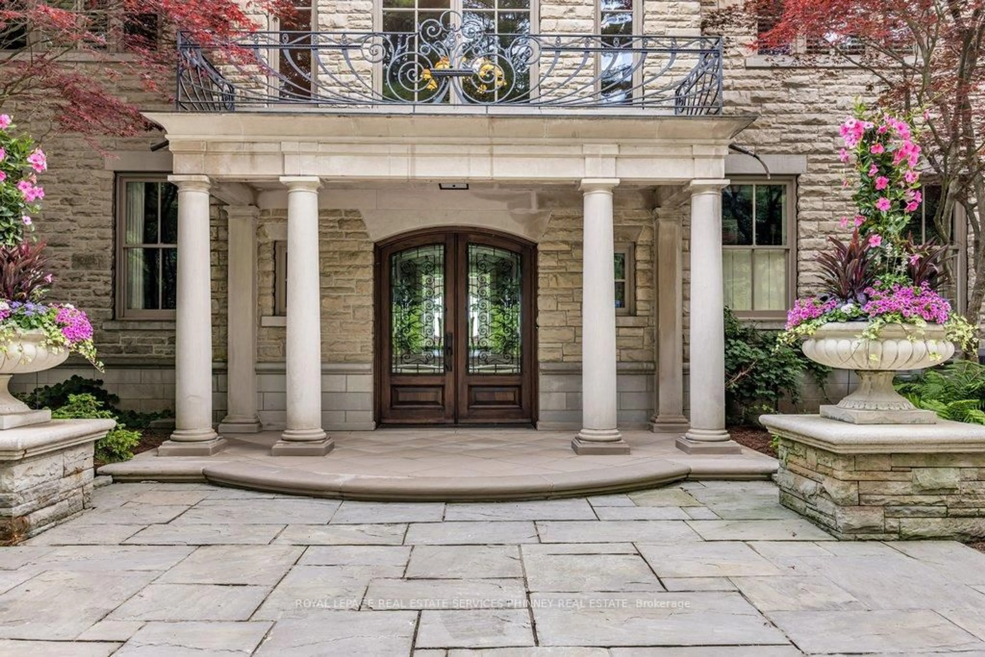Indoor entryway for 35 Brentwood Rd, Oakville Ontario L6J 4B7
