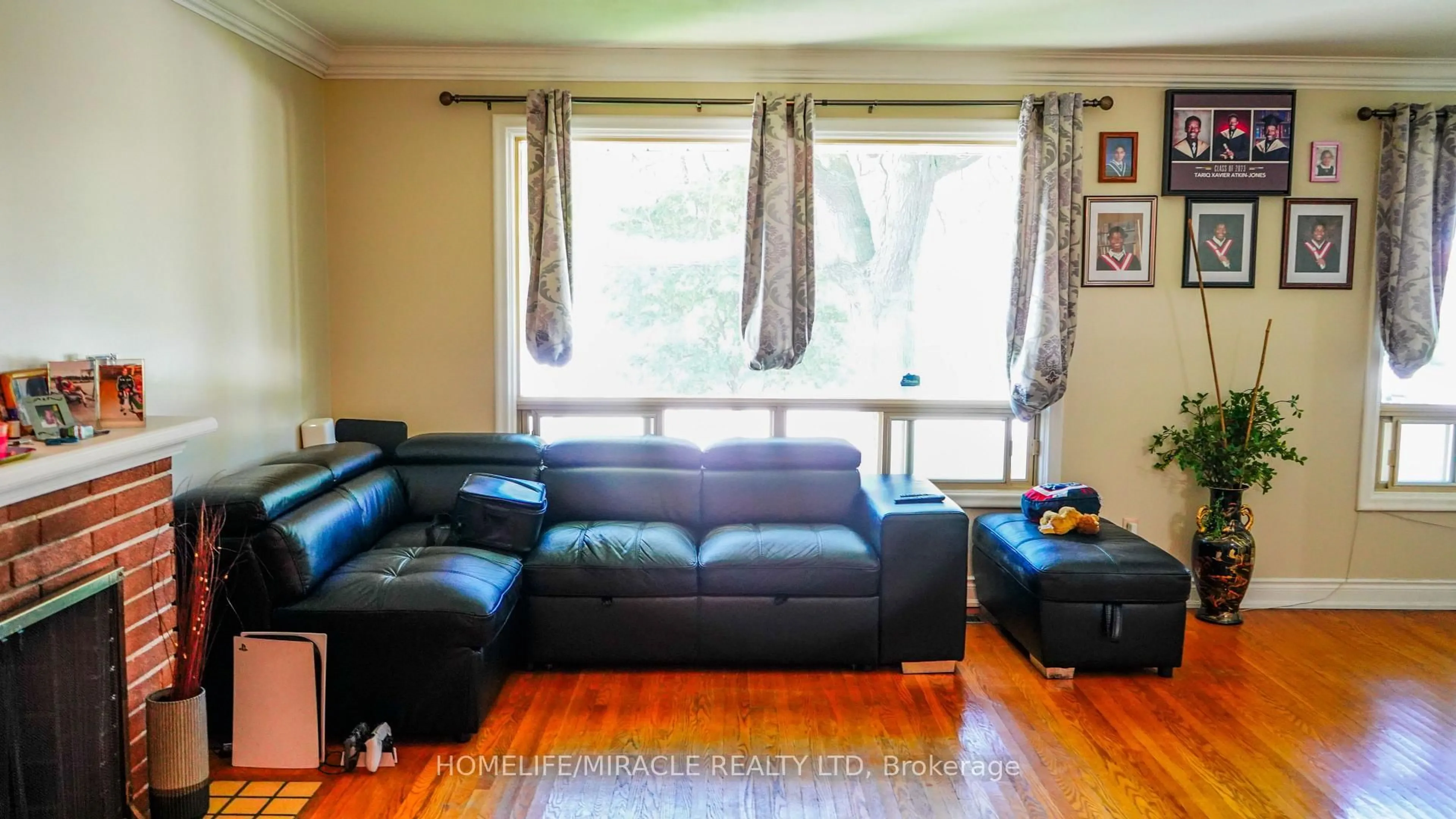 Living room with furniture, wood/laminate floor for 19 Amberwood Rd, Toronto Ontario M9B 5S4