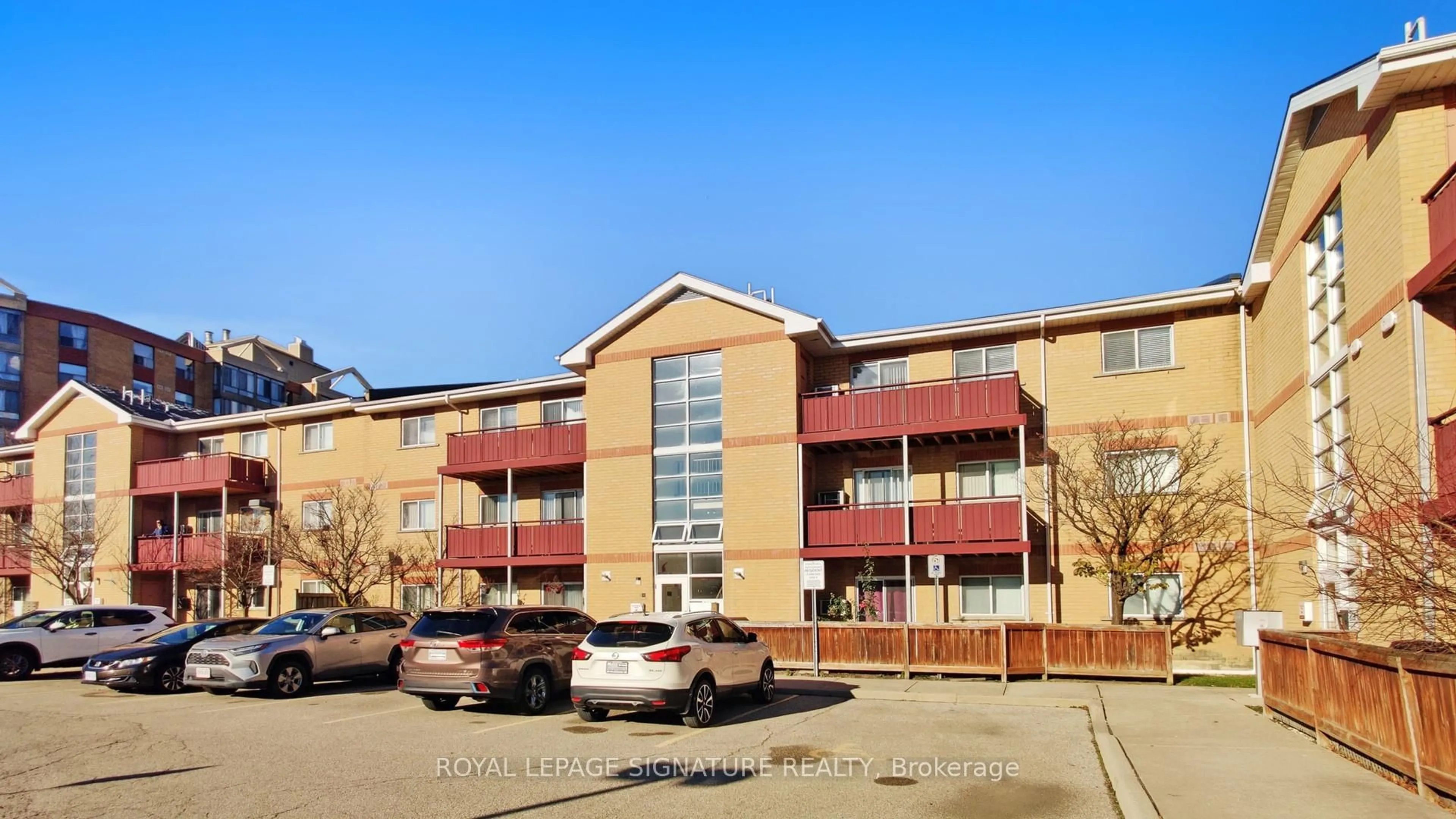 Patio, building for 211 Forum Dr #103B, Mississauga Ontario L4Z 4C1