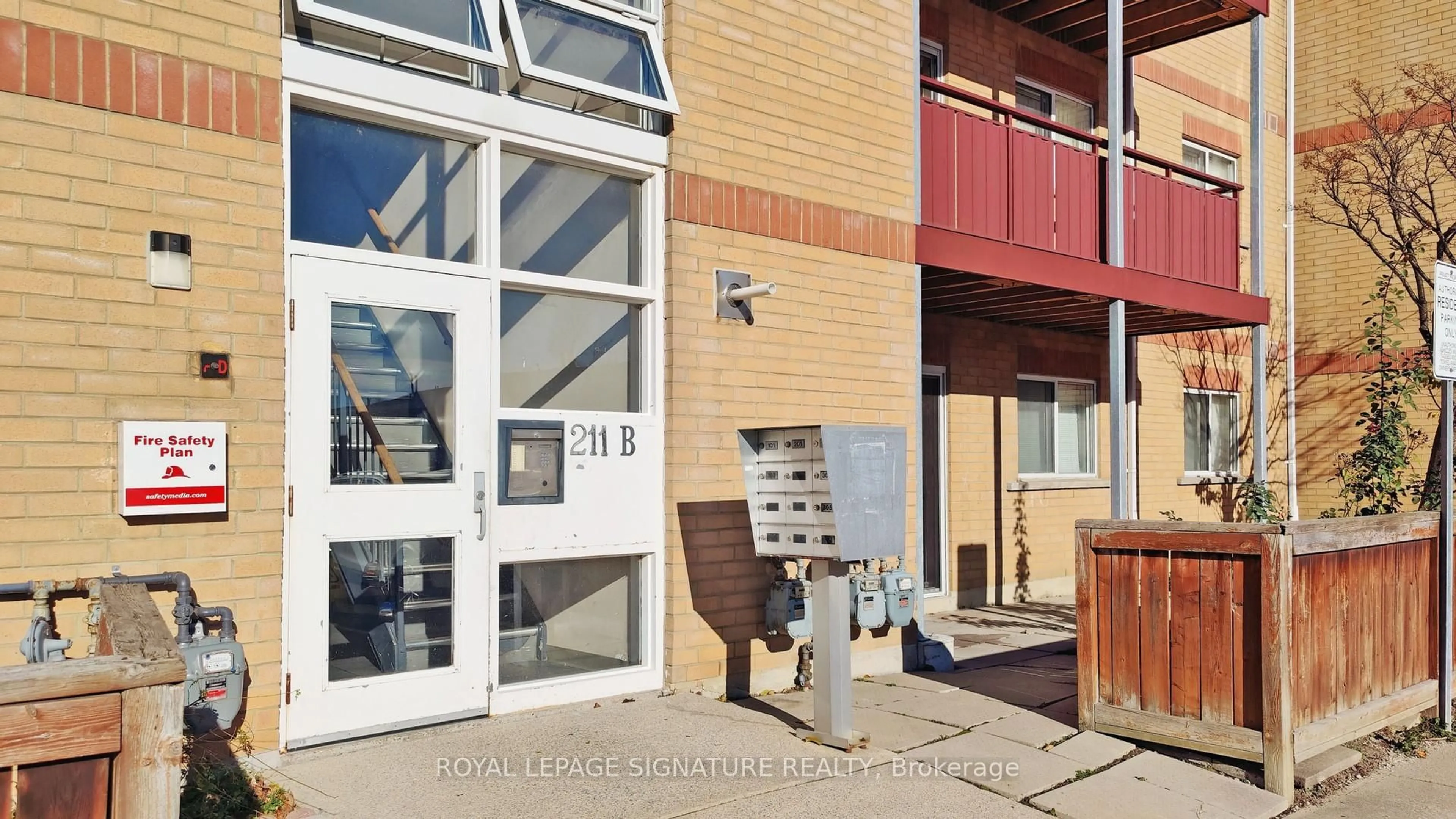 Indoor foyer for 211 Forum Dr #103B, Mississauga Ontario L4Z 4C1