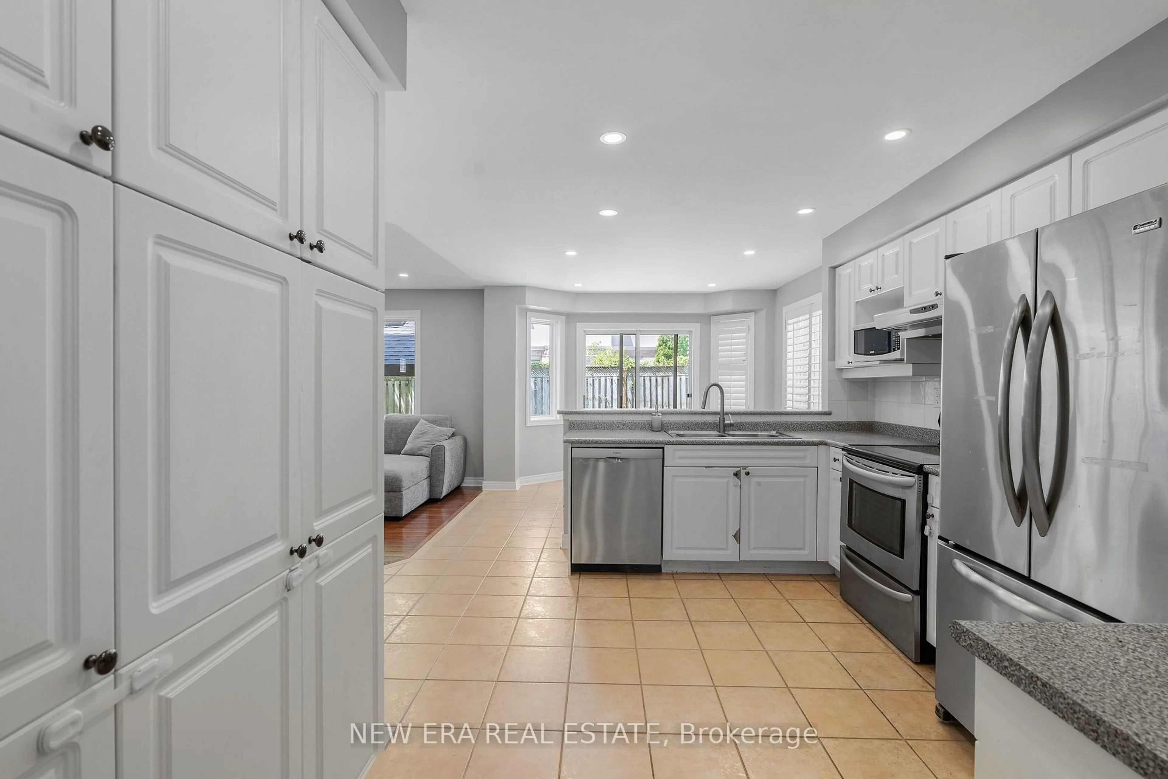 Open concept kitchen, ceramic/tile floor for 2855 Duncairn Dr, Mississauga Ontario L5M 5V2