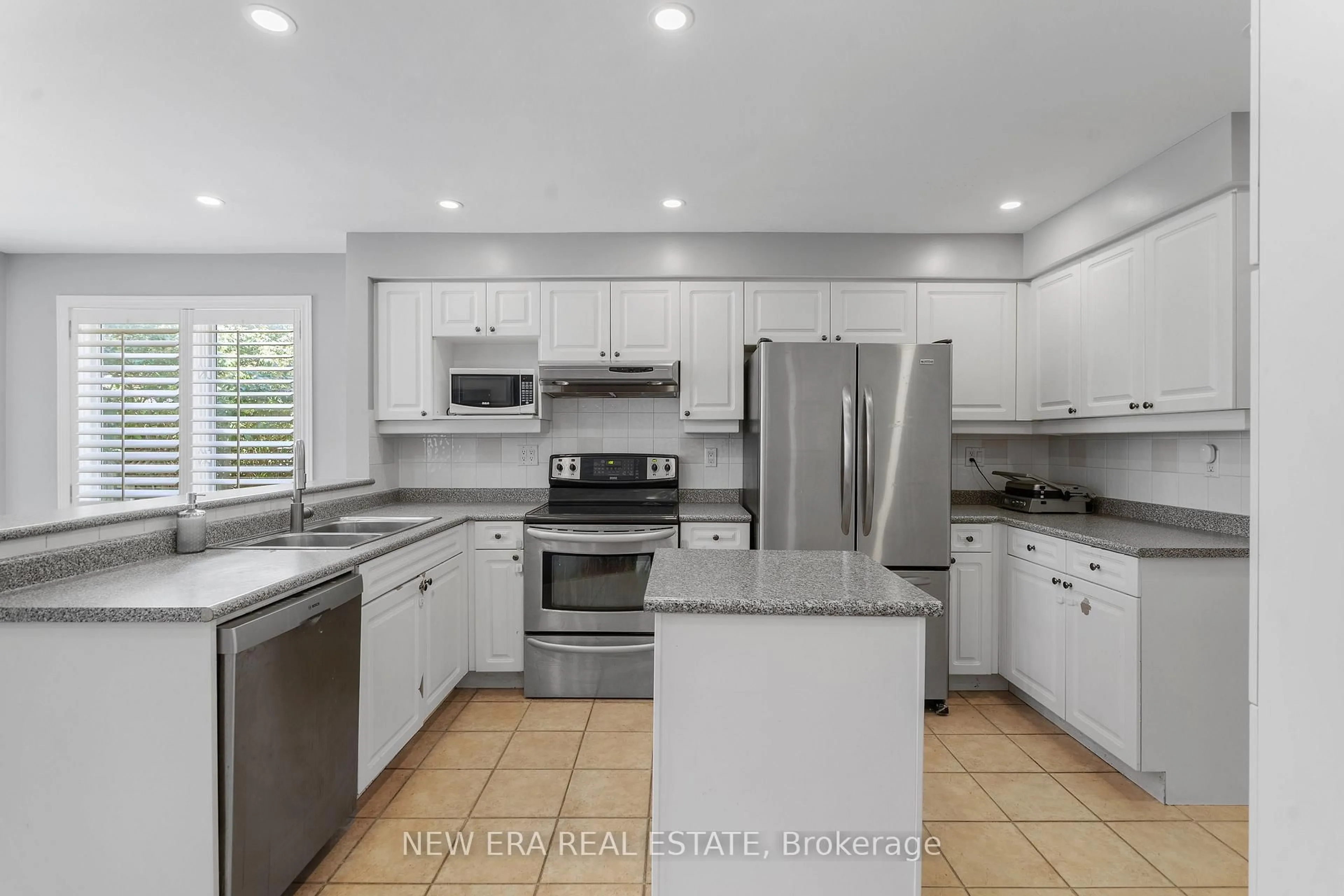 Open concept kitchen, ceramic/tile floor for 2855 Duncairn Dr, Mississauga Ontario L5M 5V2