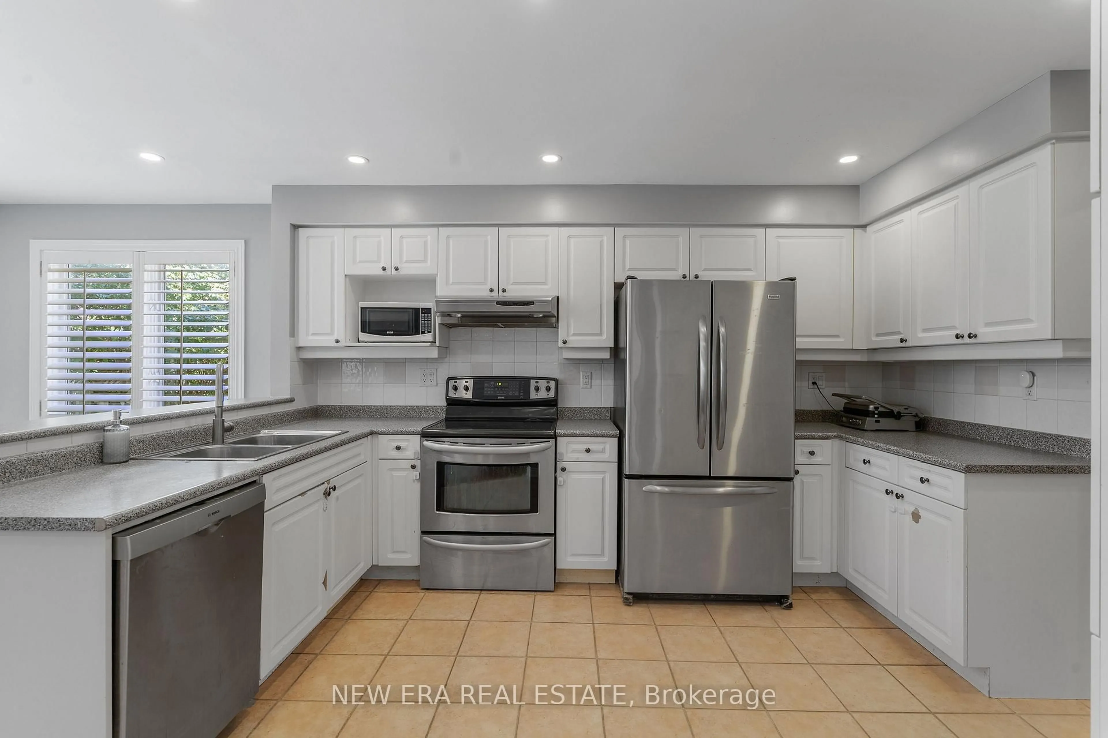 Open concept kitchen, ceramic/tile floor for 2855 Duncairn Dr, Mississauga Ontario L5M 5V2