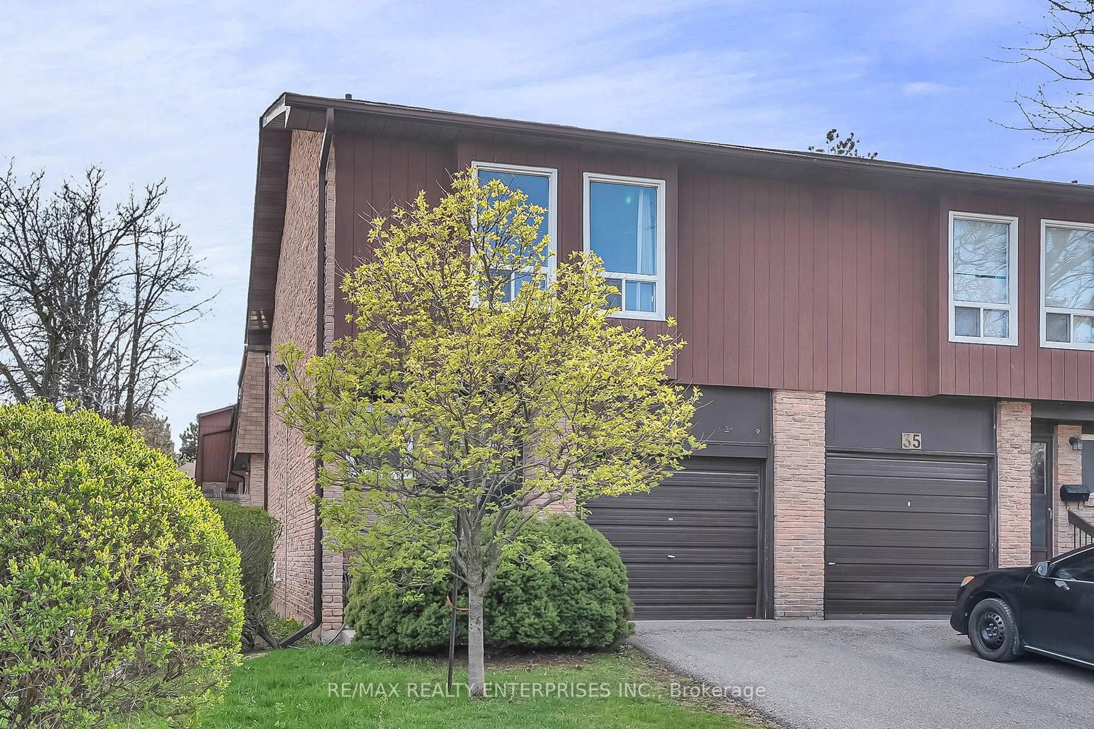 Home with brick exterior material, street for 7030 Copenhagen Rd #34, Mississauga Ontario L5N 2P3