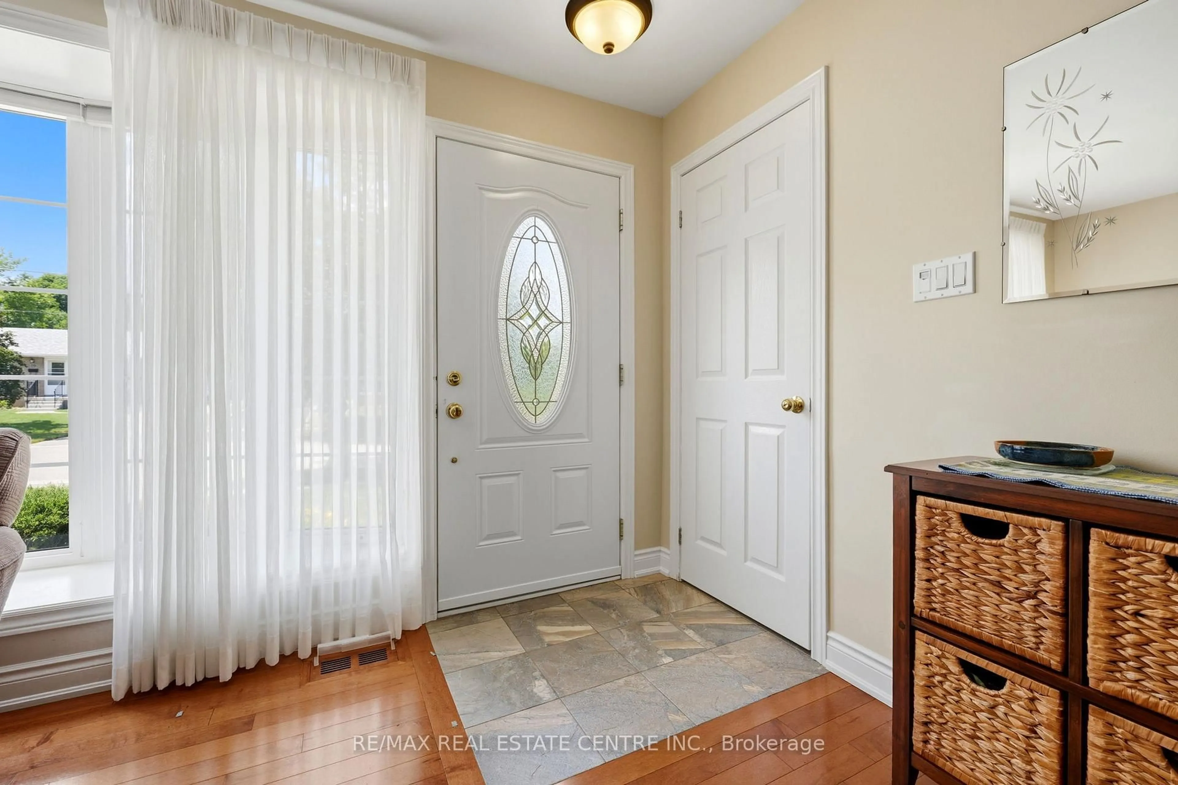 Indoor entryway for 5 Hale Dr, Halton Hills Ontario L7G 4C3