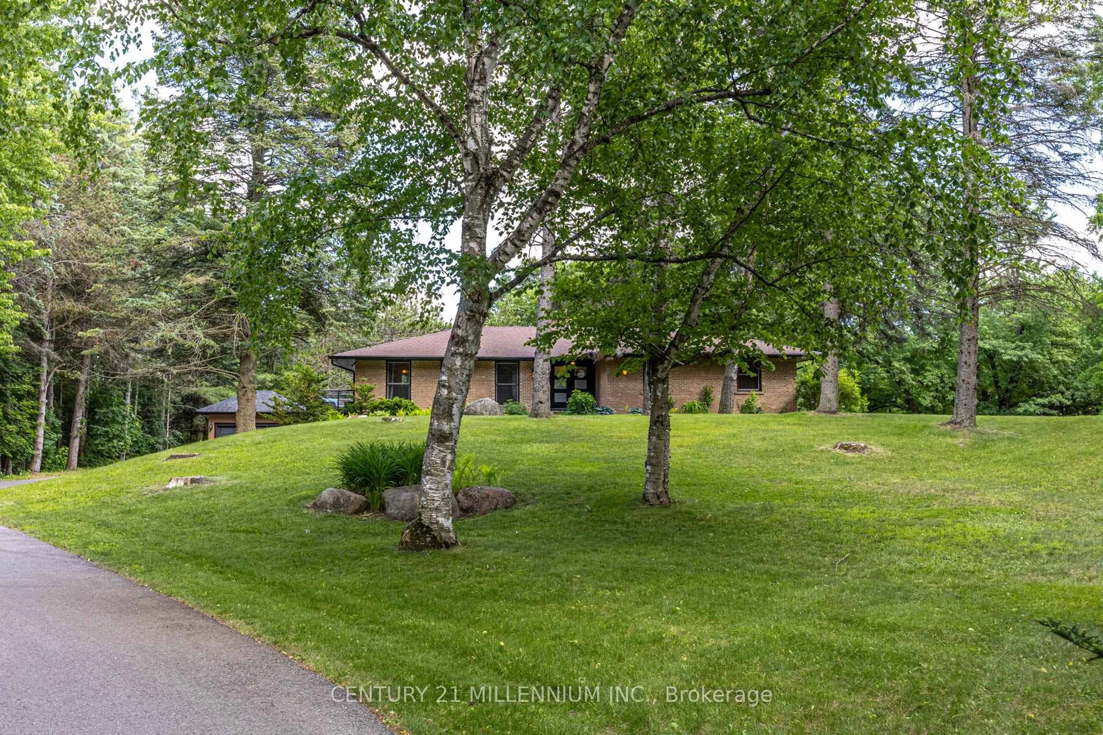 A pic from outside/outdoor area/front of a property/back of a property/a pic from drone, unknown for 44 Gibson Lake Dr, Caledon Ontario L7E 4B2