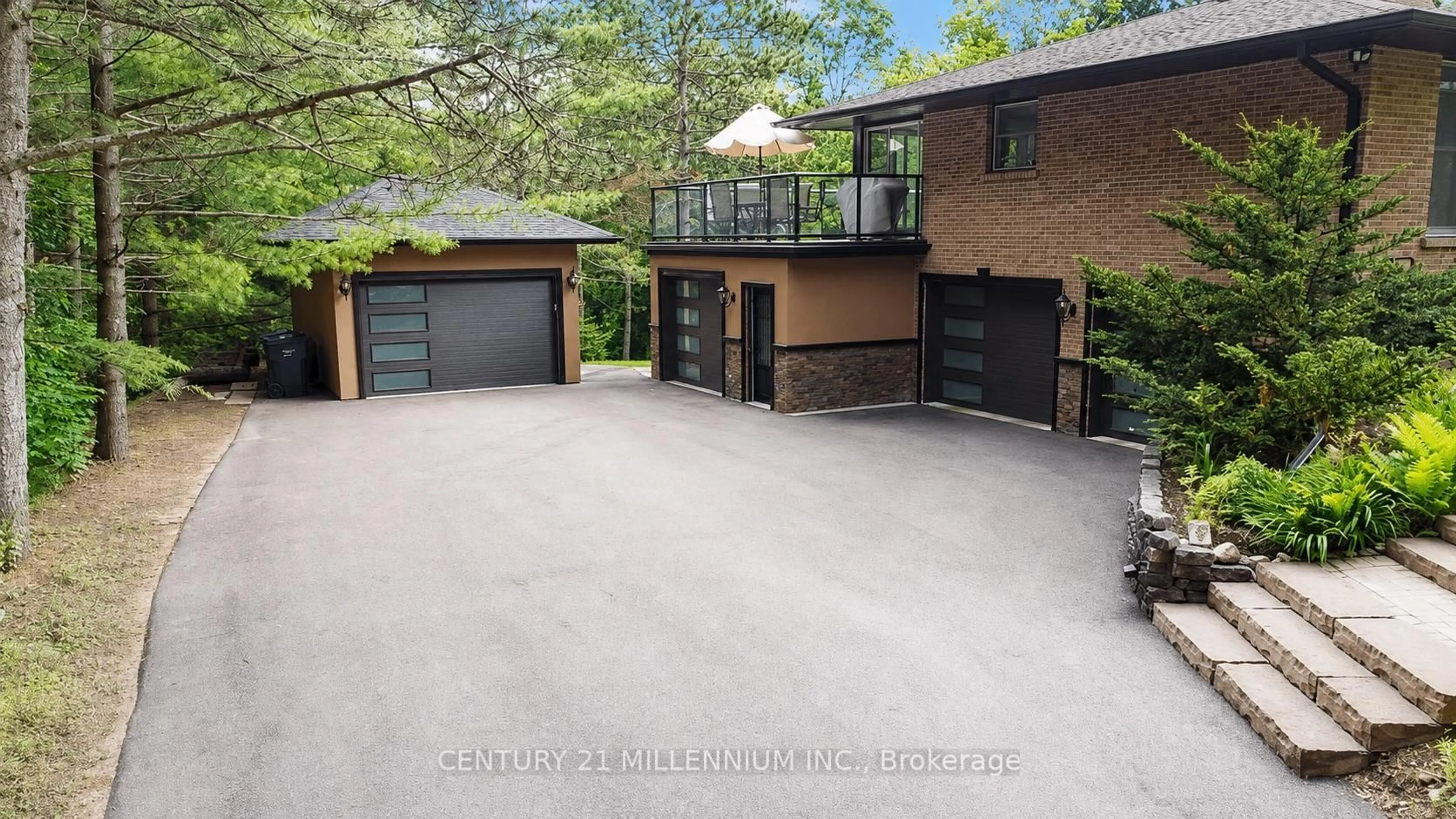 A pic from outside/outdoor area/front of a property/back of a property/a pic from drone, unknown for 44 Gibson Lake Dr, Caledon Ontario L7E 4B2