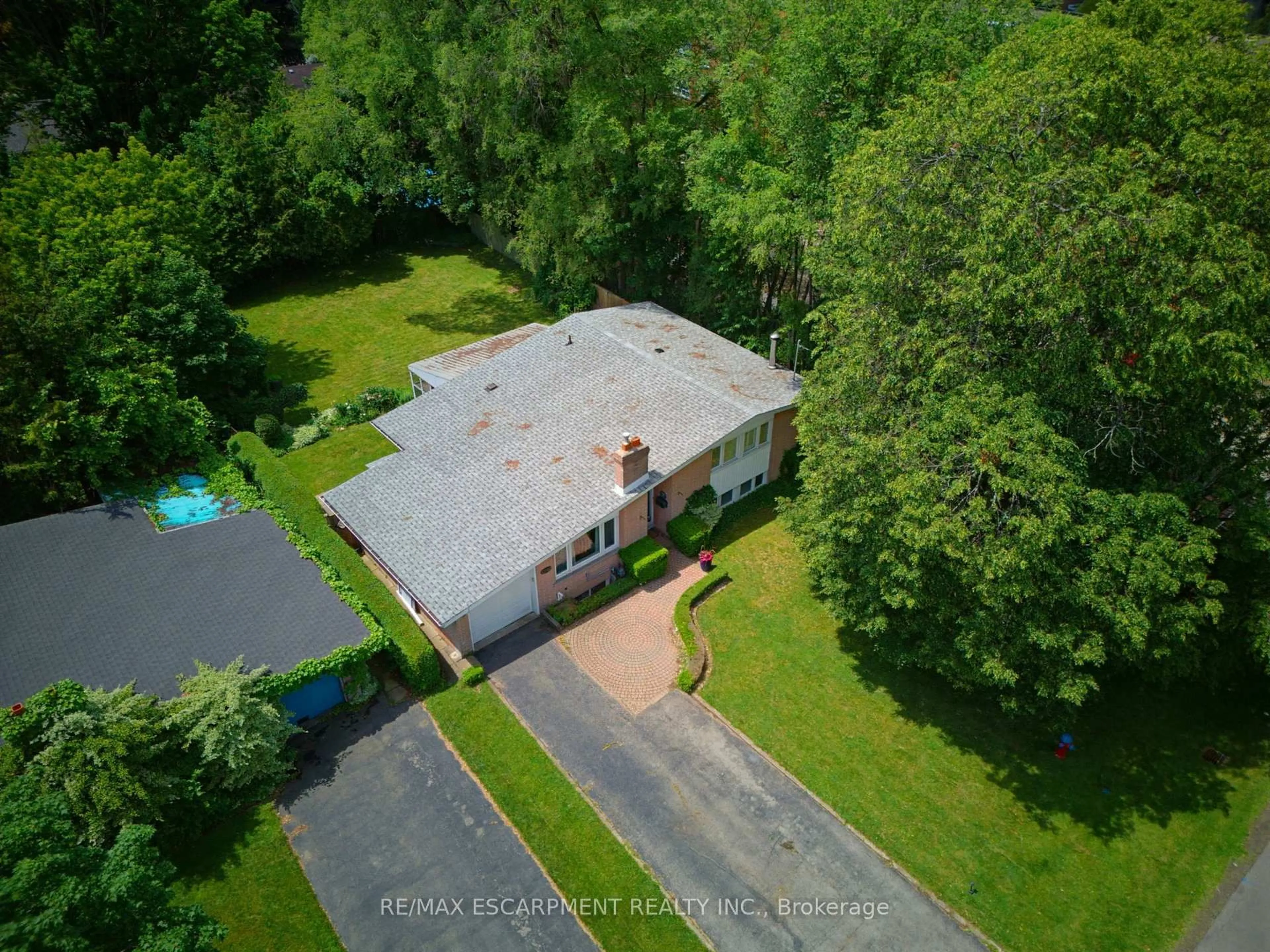 A pic from outside/outdoor area/front of a property/back of a property/a pic from drone, unknown for 320 River Side Dr, Oakville Ontario L6K 3N4