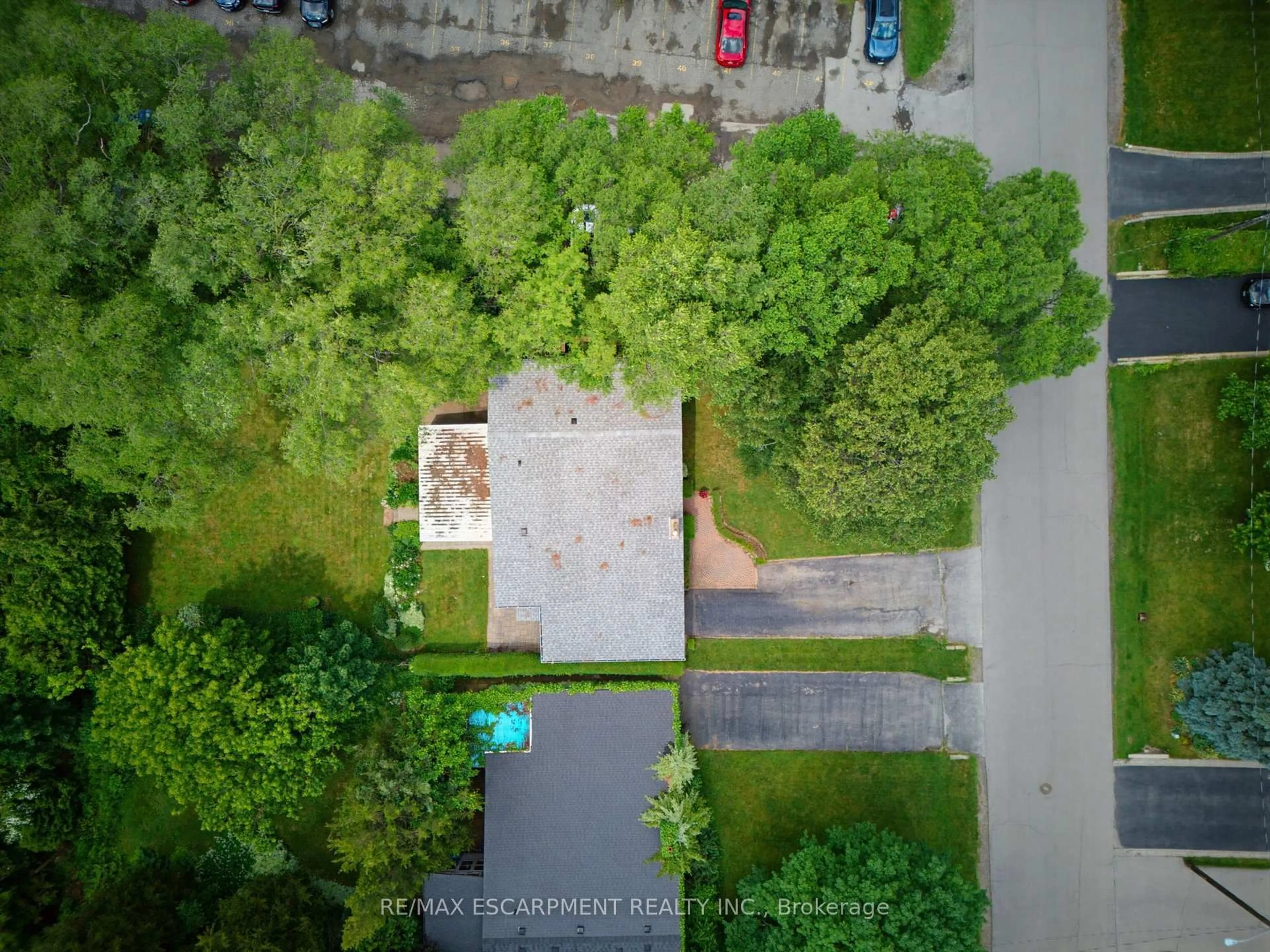 A pic from outside/outdoor area/front of a property/back of a property/a pic from drone, street for 320 River Side Dr, Oakville Ontario L6K 3N4