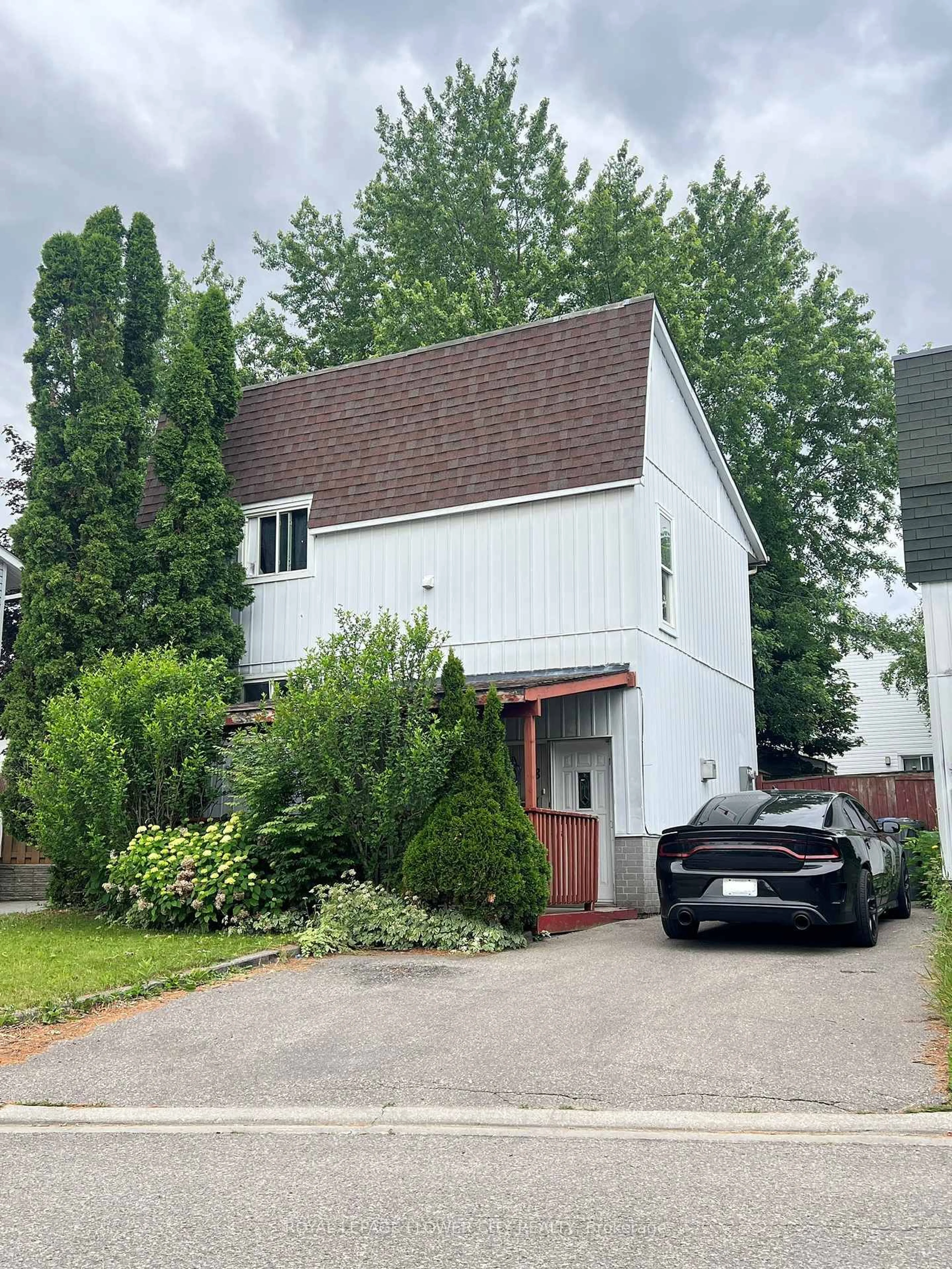 Home with vinyl exterior material, street for 8 Grand River Crt, Brampton Ontario L6S 2J8
