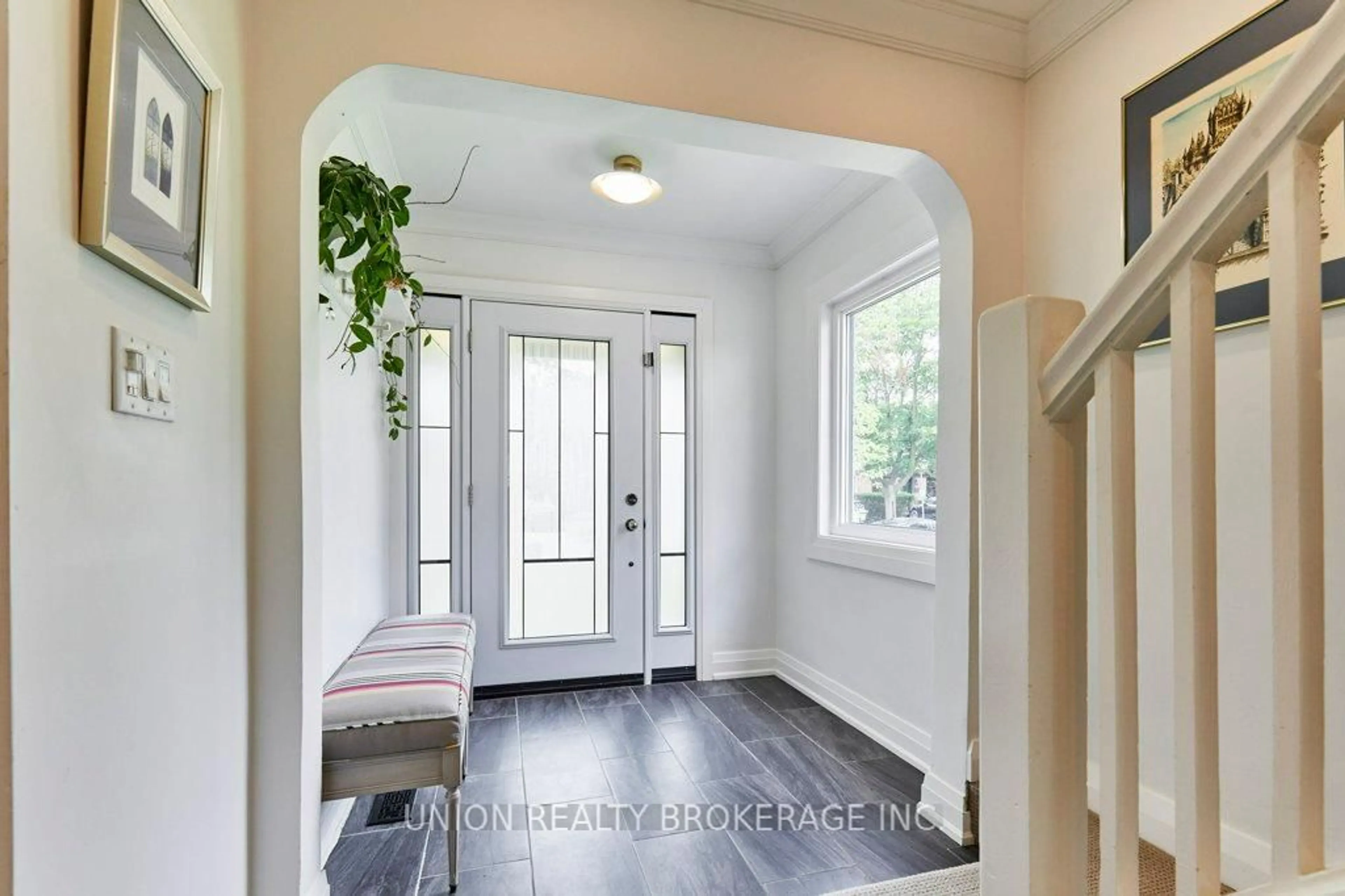Indoor entryway for 91 Eighth St, Toronto Ontario M8V 3C5