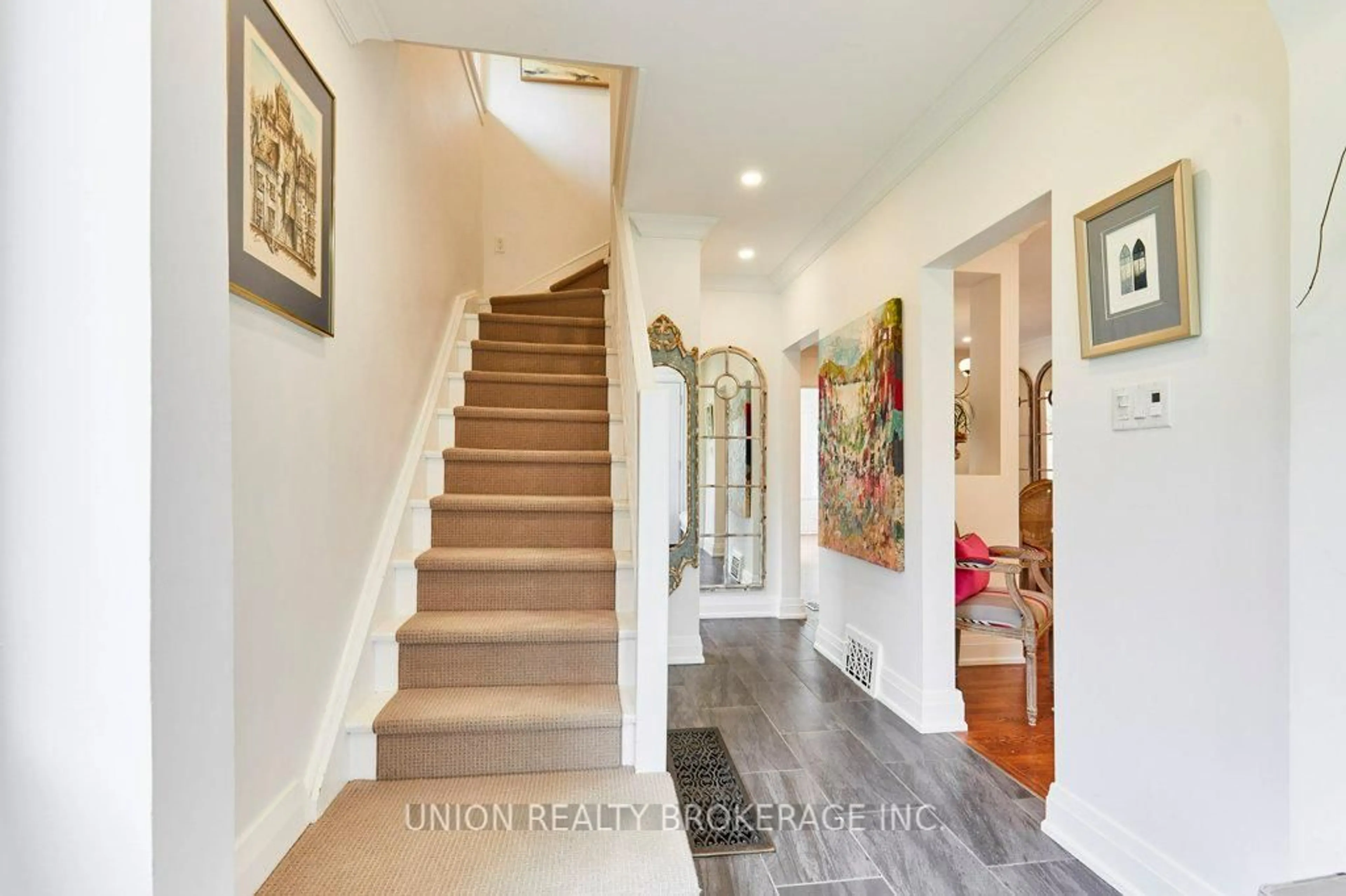 Indoor entryway for 91 Eighth St, Toronto Ontario M8V 3C5