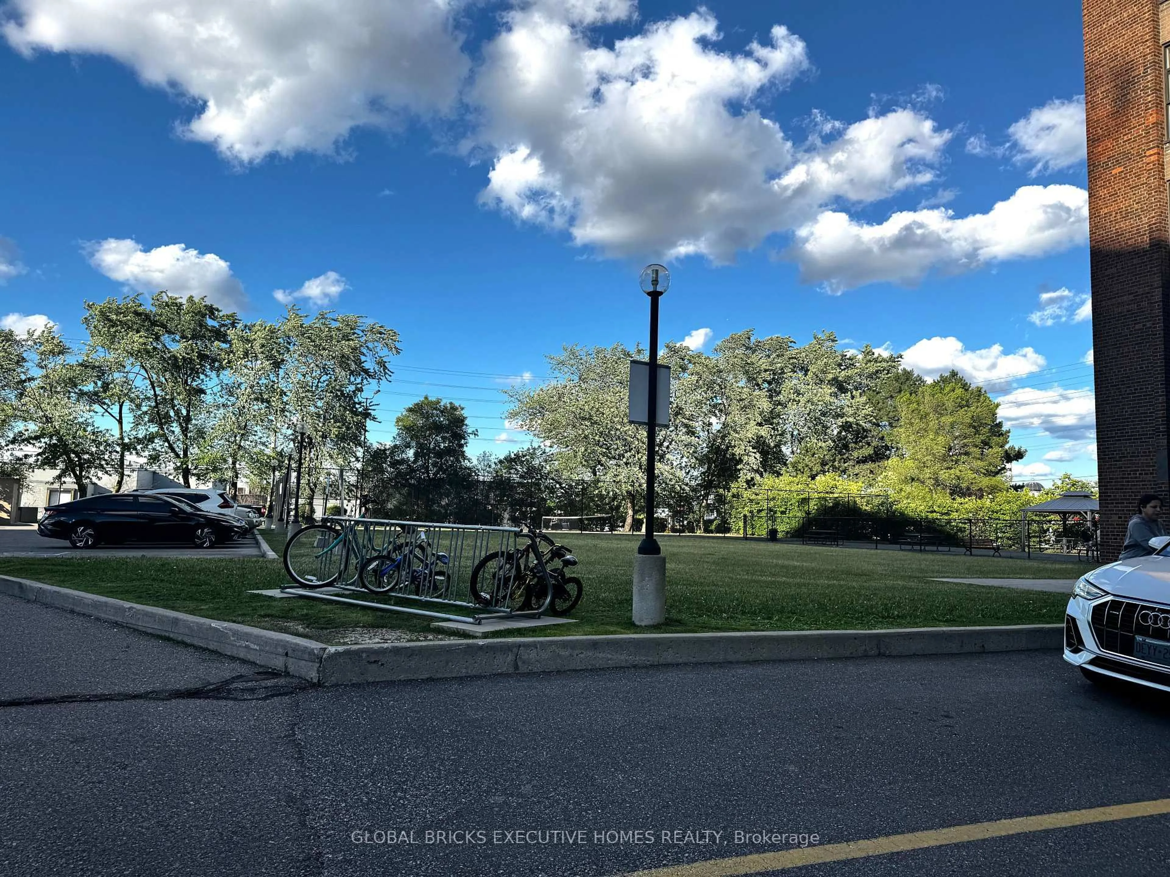 Blurry image for 3025 Queen Frederica Dr #508, Mississauga Ontario L4Y 3A1