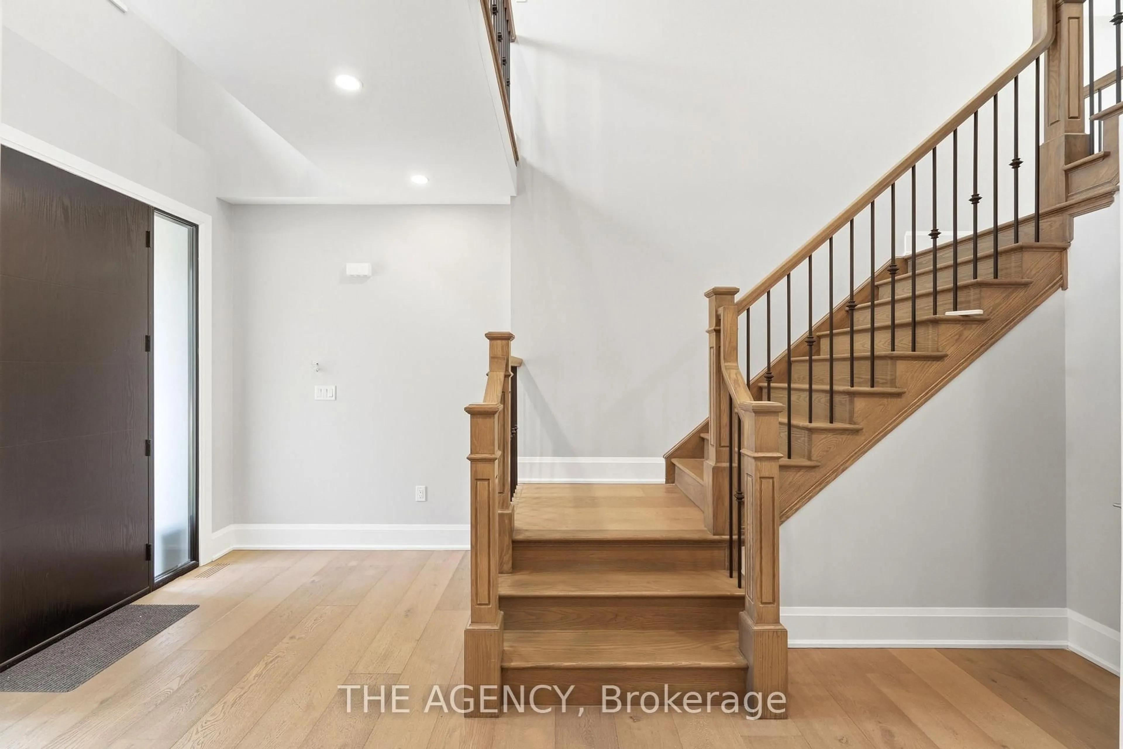 Indoor entryway for 308 Appleby Line, Burlington Ontario L7L 2X5