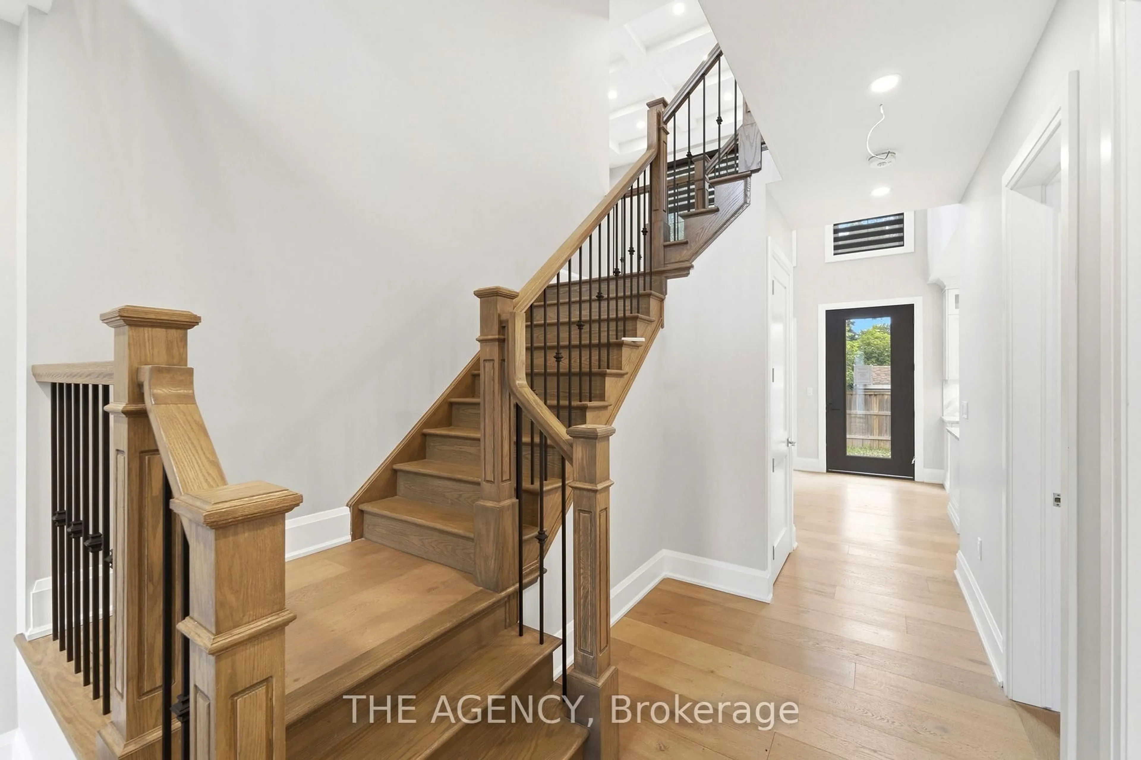 Indoor entryway for 308 Appleby Line, Burlington Ontario L7L 2X5
