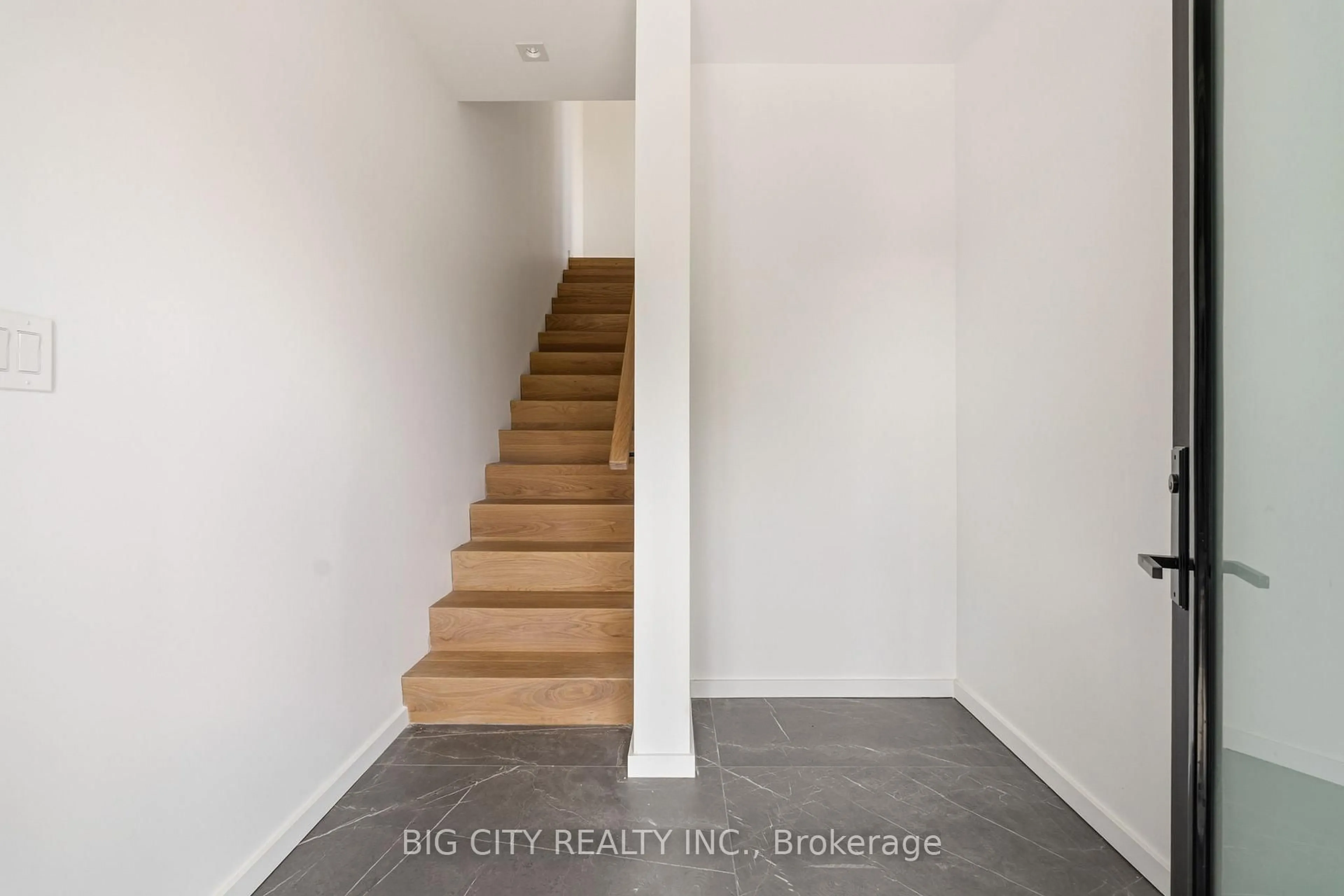 Indoor entryway for 276 Lanor Ave #3, Toronto Ontario M8W 2P9