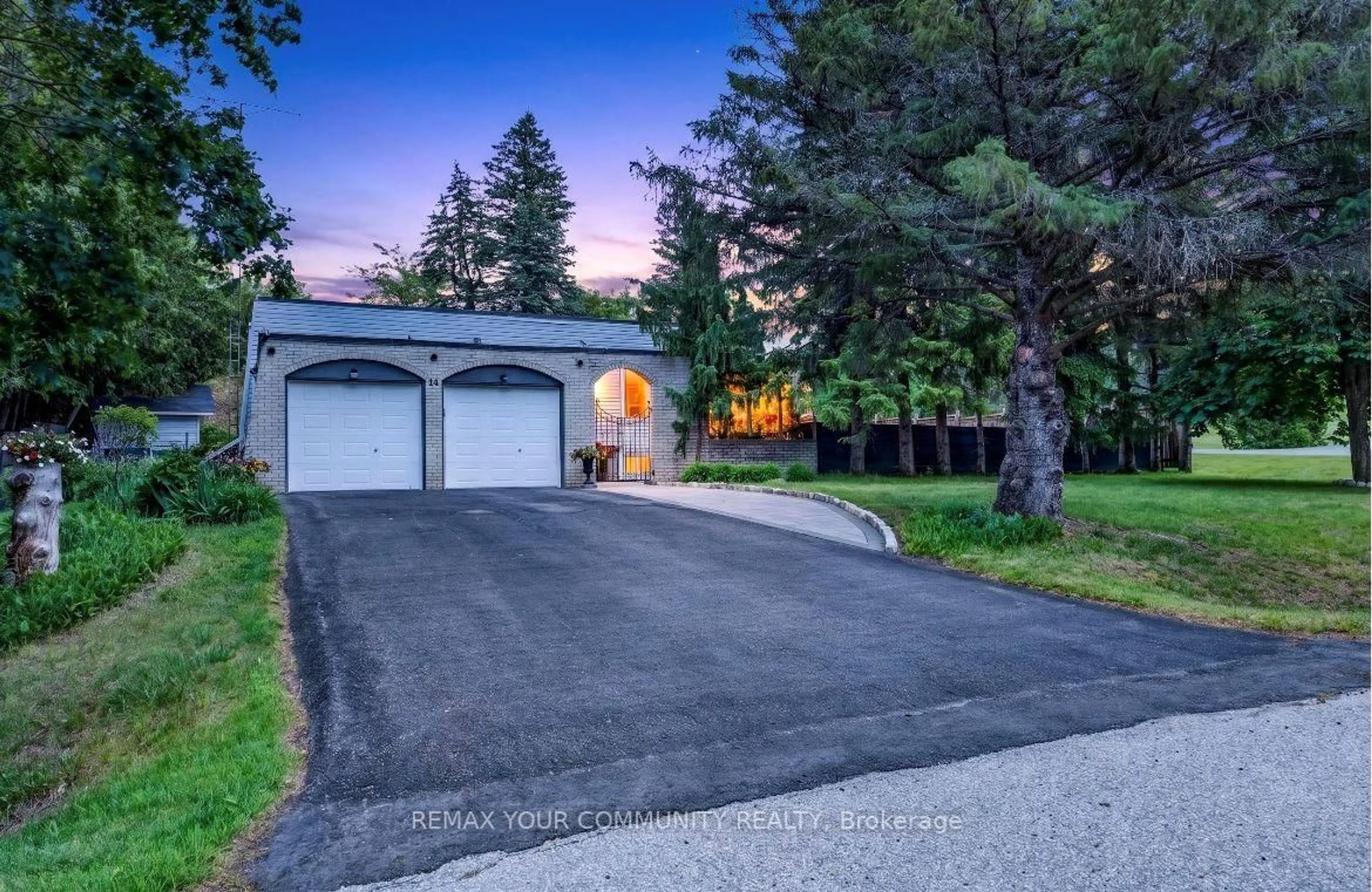 A pic from outside/outdoor area/front of a property/back of a property/a pic from drone, street for 44 Pineridge Dr, Caledon Ontario L7E 0M4
