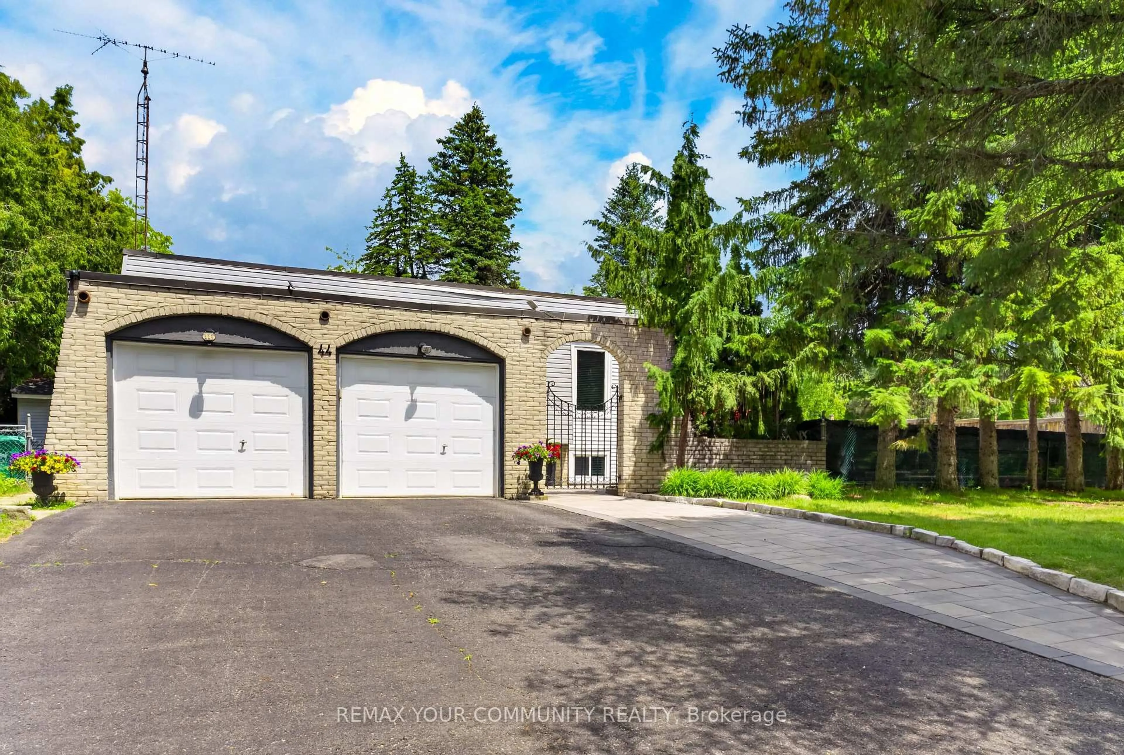 Indoor garage for 44 Pineridge Dr, Caledon Ontario L7E 0M4