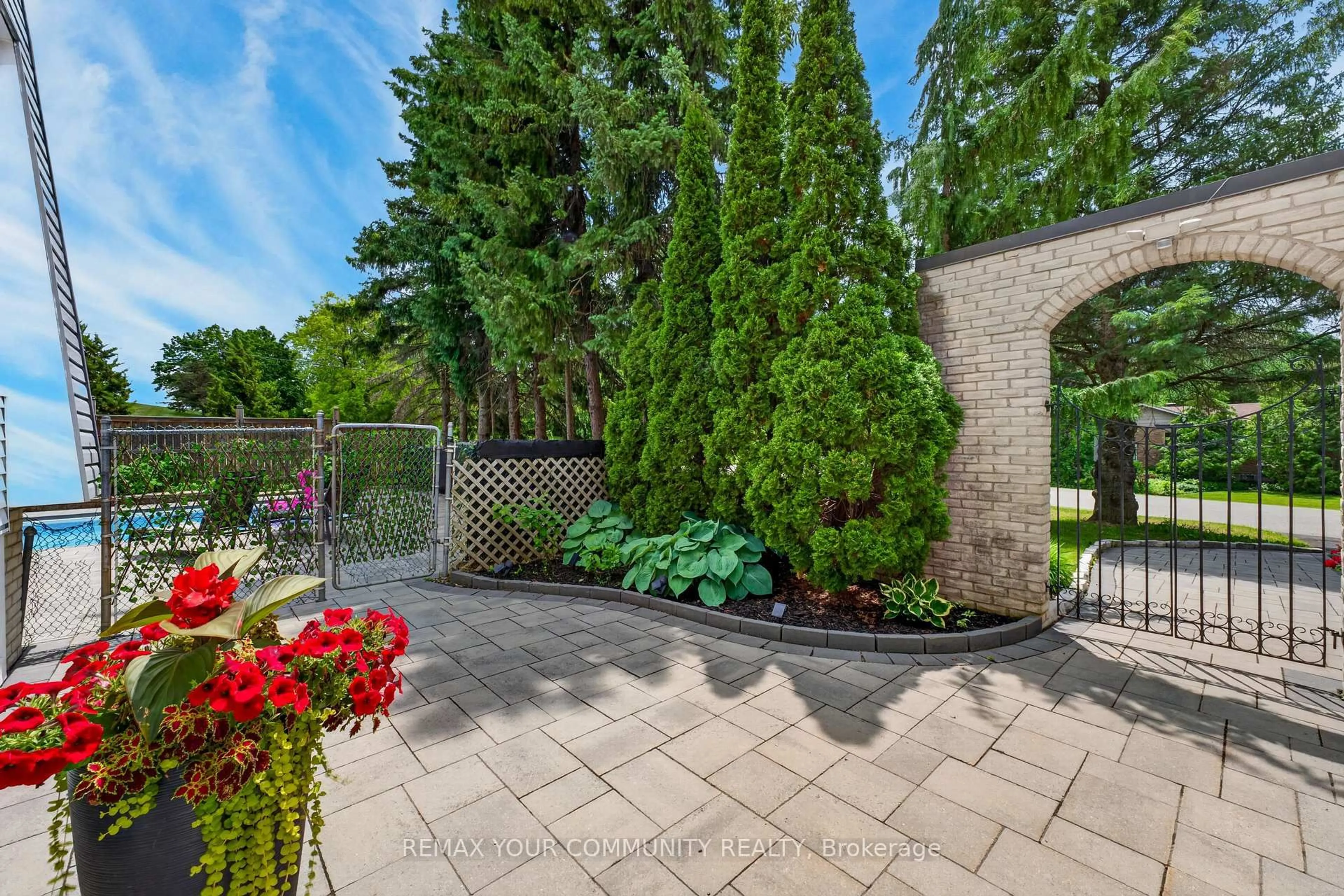 Patio, street for 44 Pineridge Dr, Caledon Ontario L7E 0M4