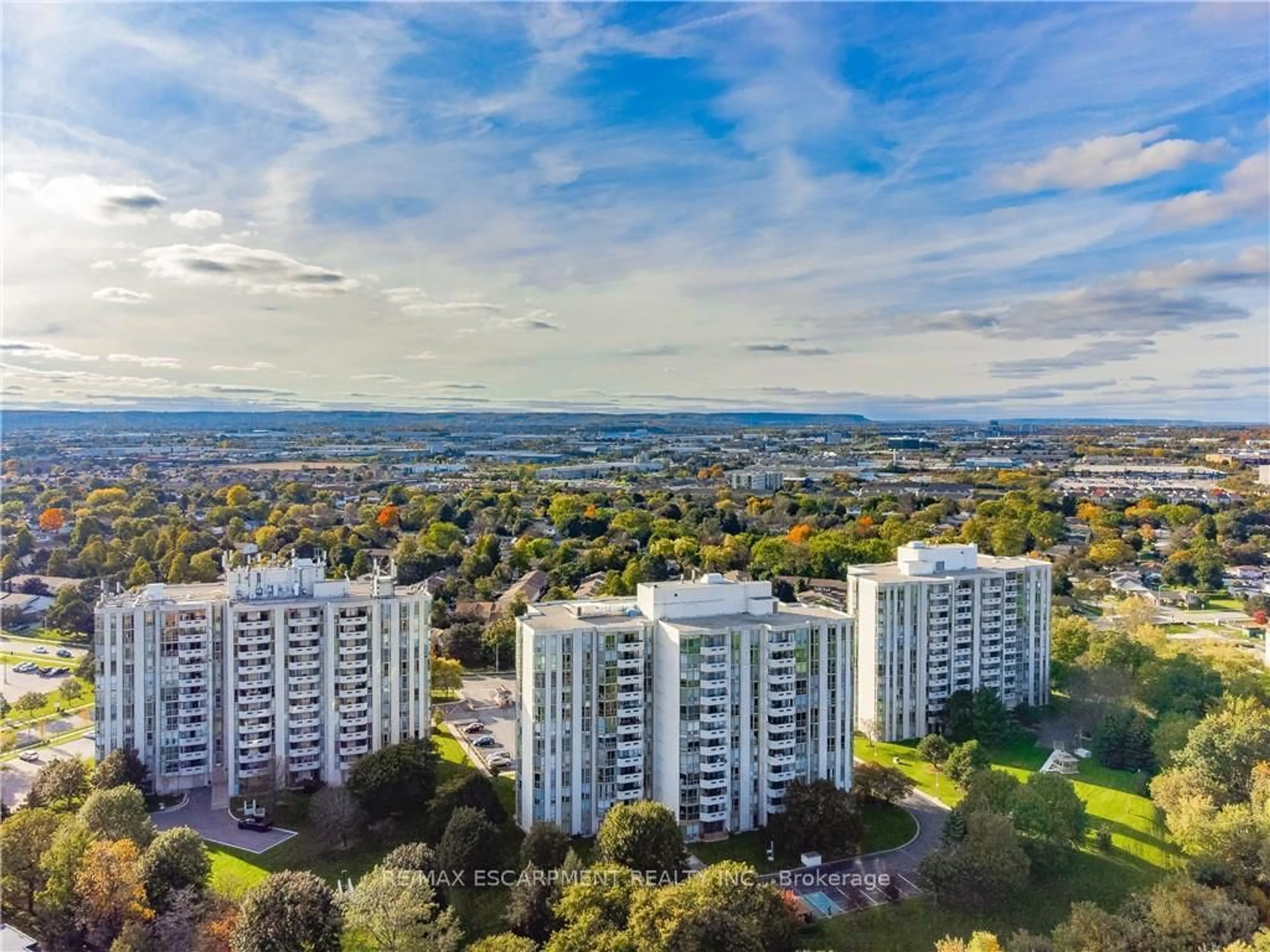 A pic from outside/outdoor area/front of a property/back of a property/a pic from drone, city buildings view from balcony for 5070 PINEDALE Ave #508, Burlington Ontario L7L 5V6