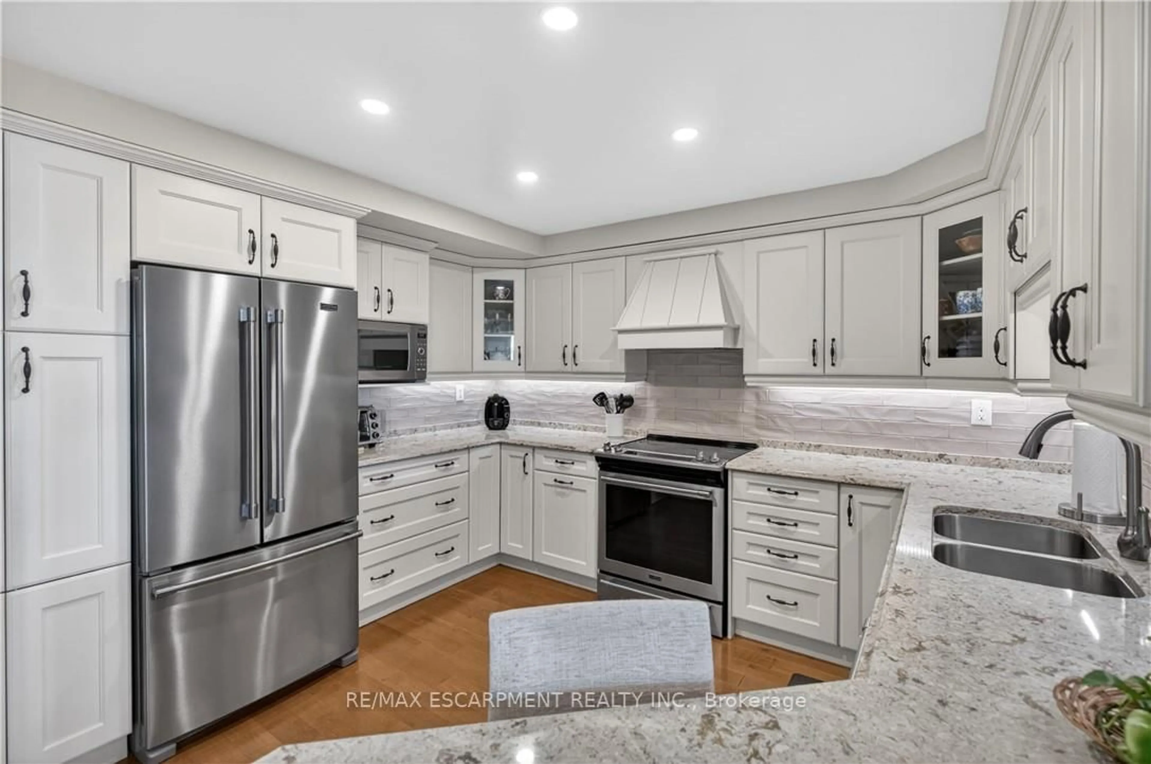 Open concept kitchen, ceramic/tile floor for 5070 PINEDALE Ave #508, Burlington Ontario L7L 5V6