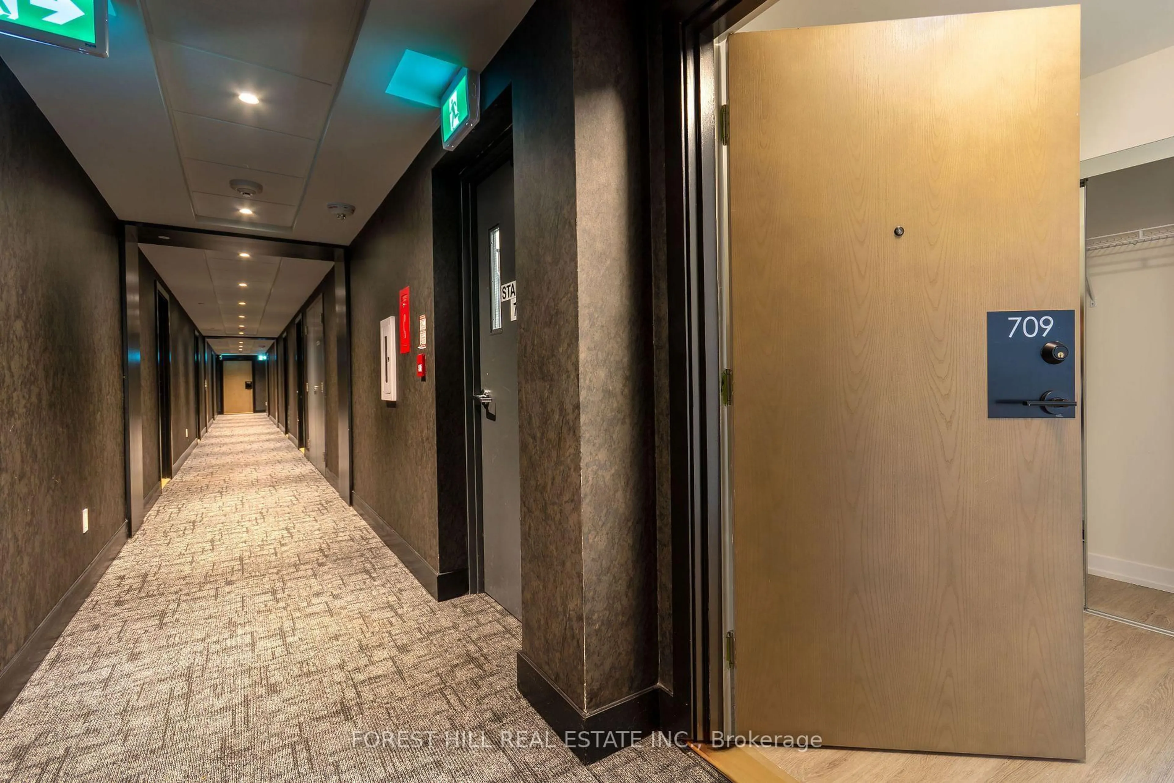 Indoor foyer for 2300 ST CLAIR Ave #709, Toronto Ontario M6N 0B3