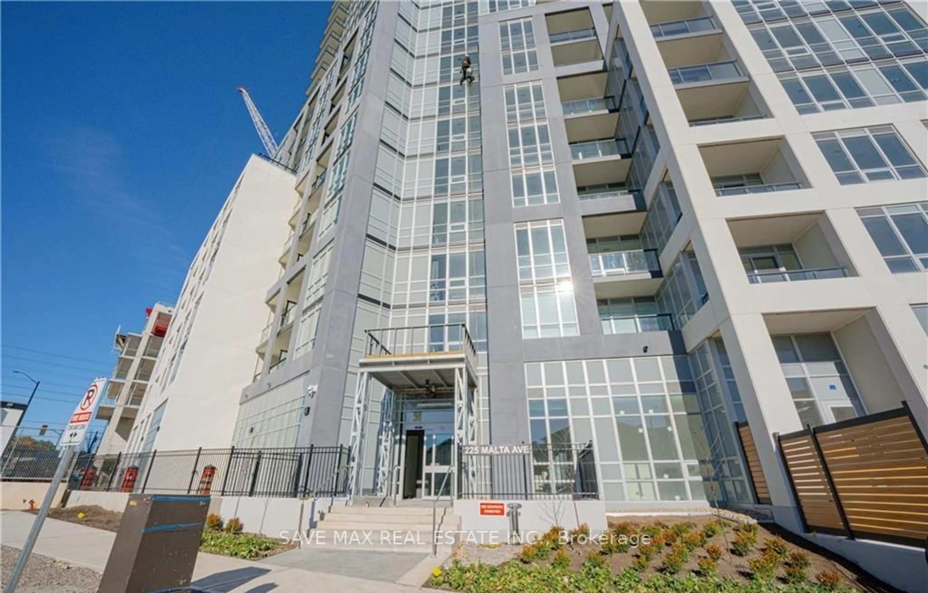 Indoor foyer for 225 Malta Ave #421, Brampton Ontario L6Y 6L6