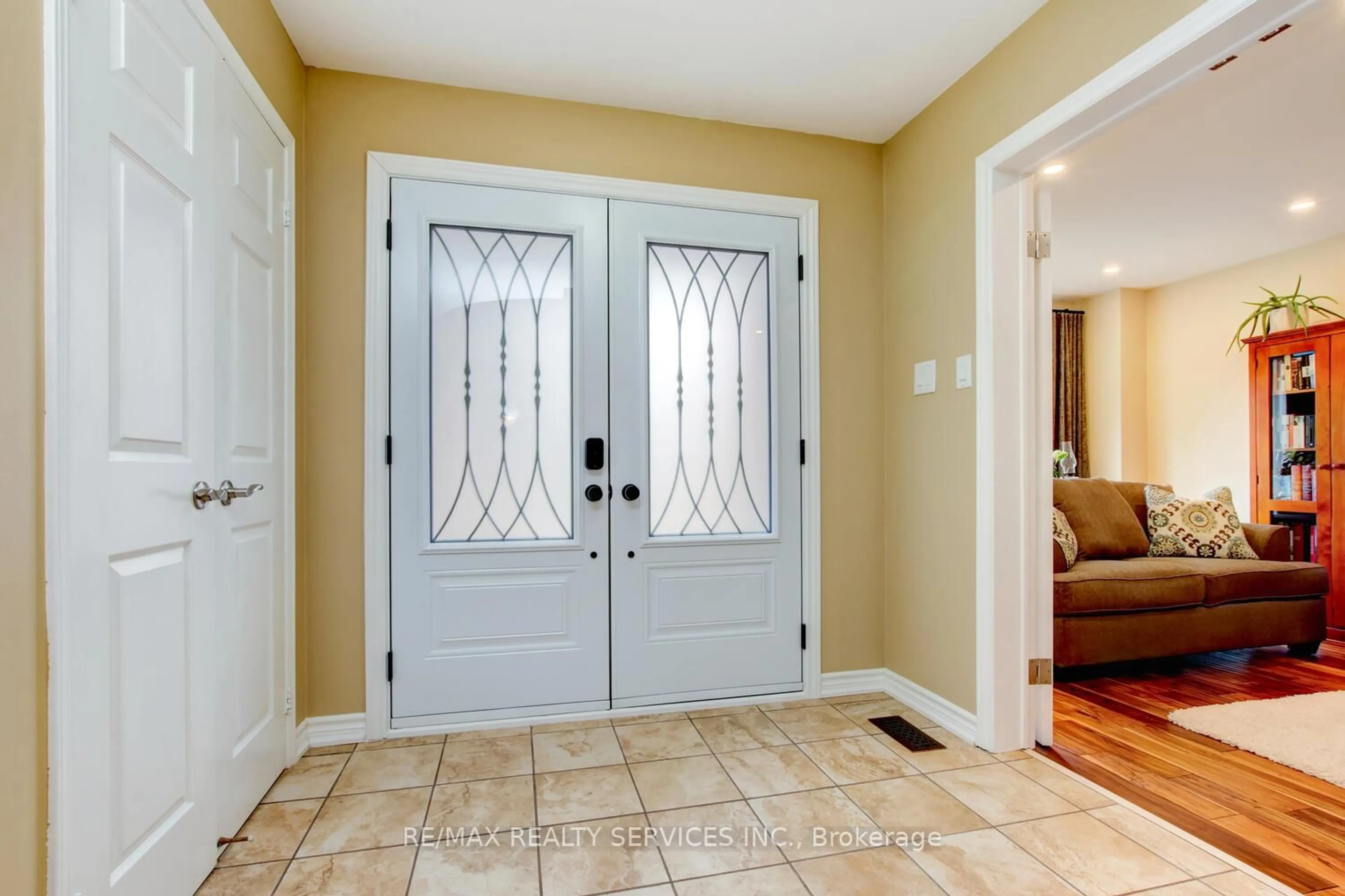 Indoor entryway for 28 Chickadee Cres, Brampton Ontario L6Z 3L2