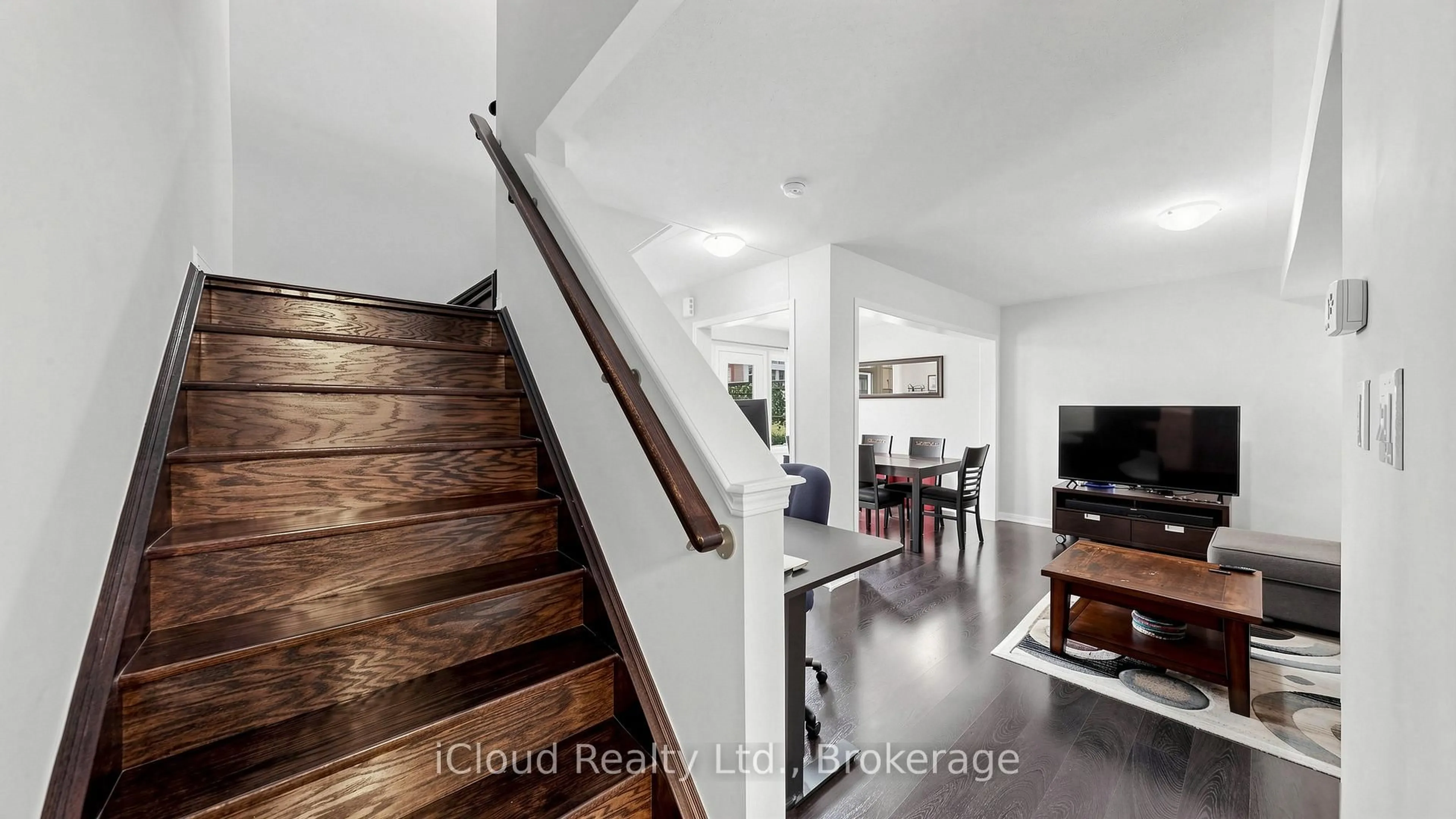 Indoor entryway for 118 Baycliffe Cres, Brampton Ontario L7A 3Z4