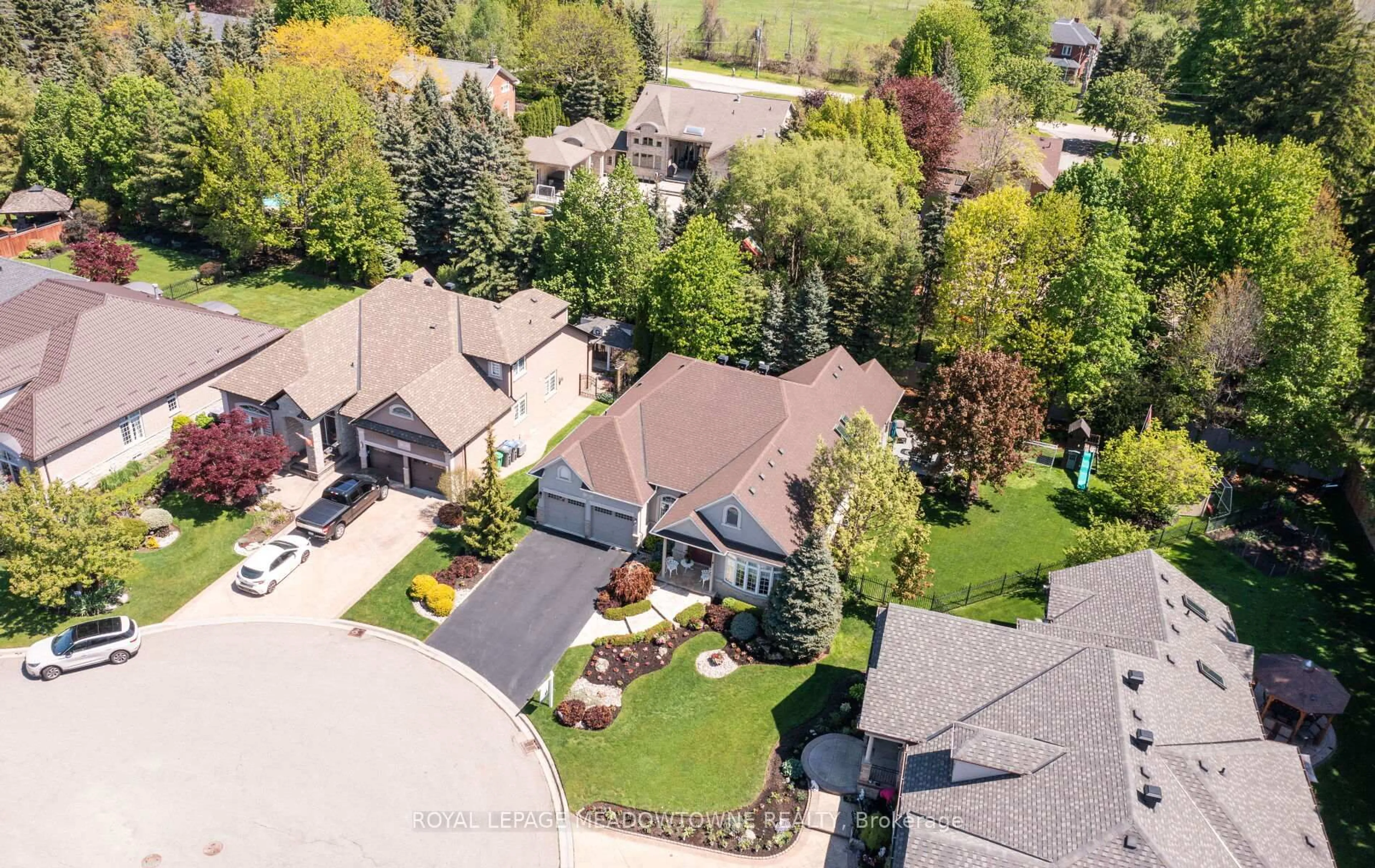 A pic from outside/outdoor area/front of a property/back of a property/a pic from drone, street for 21 Tristan Crt, Brampton Ontario L6Y 5S2