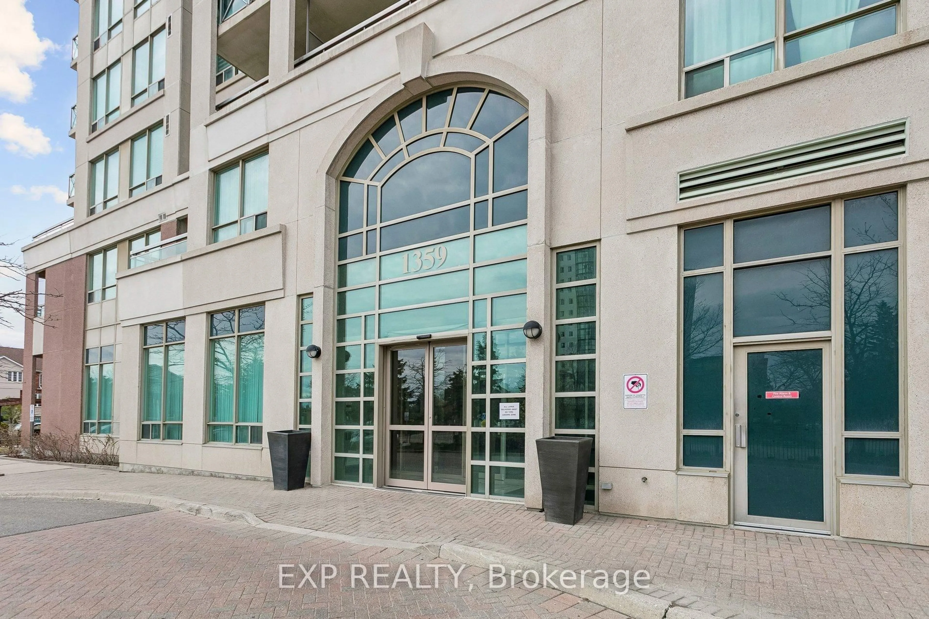 Indoor foyer for 1359 Rathburn Rd #1406, Mississauga Ontario L4W 5P7