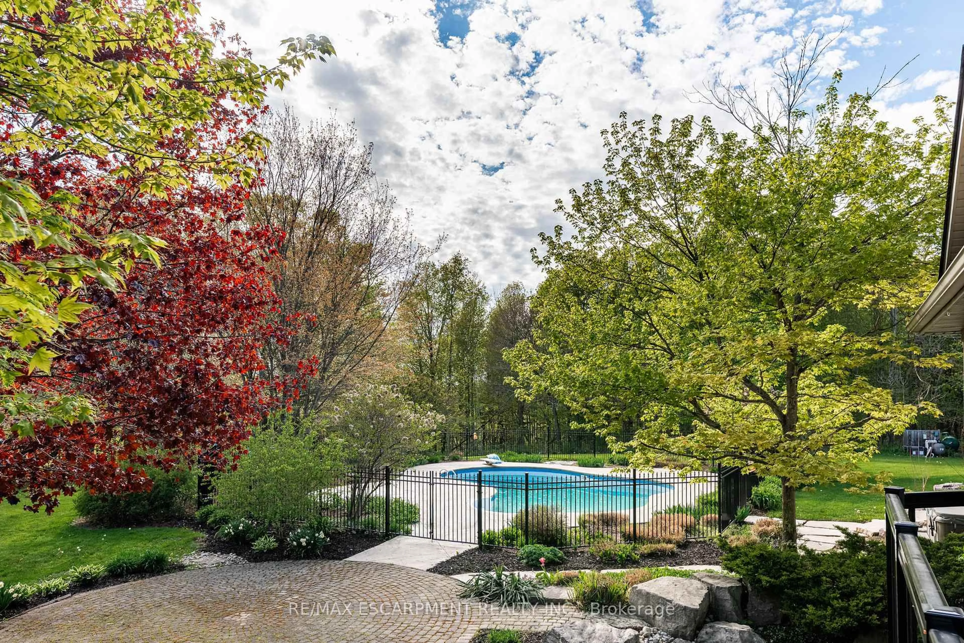 Pool for 1670 Medad Springs Crt, Burlington Ontario L8P 0B7