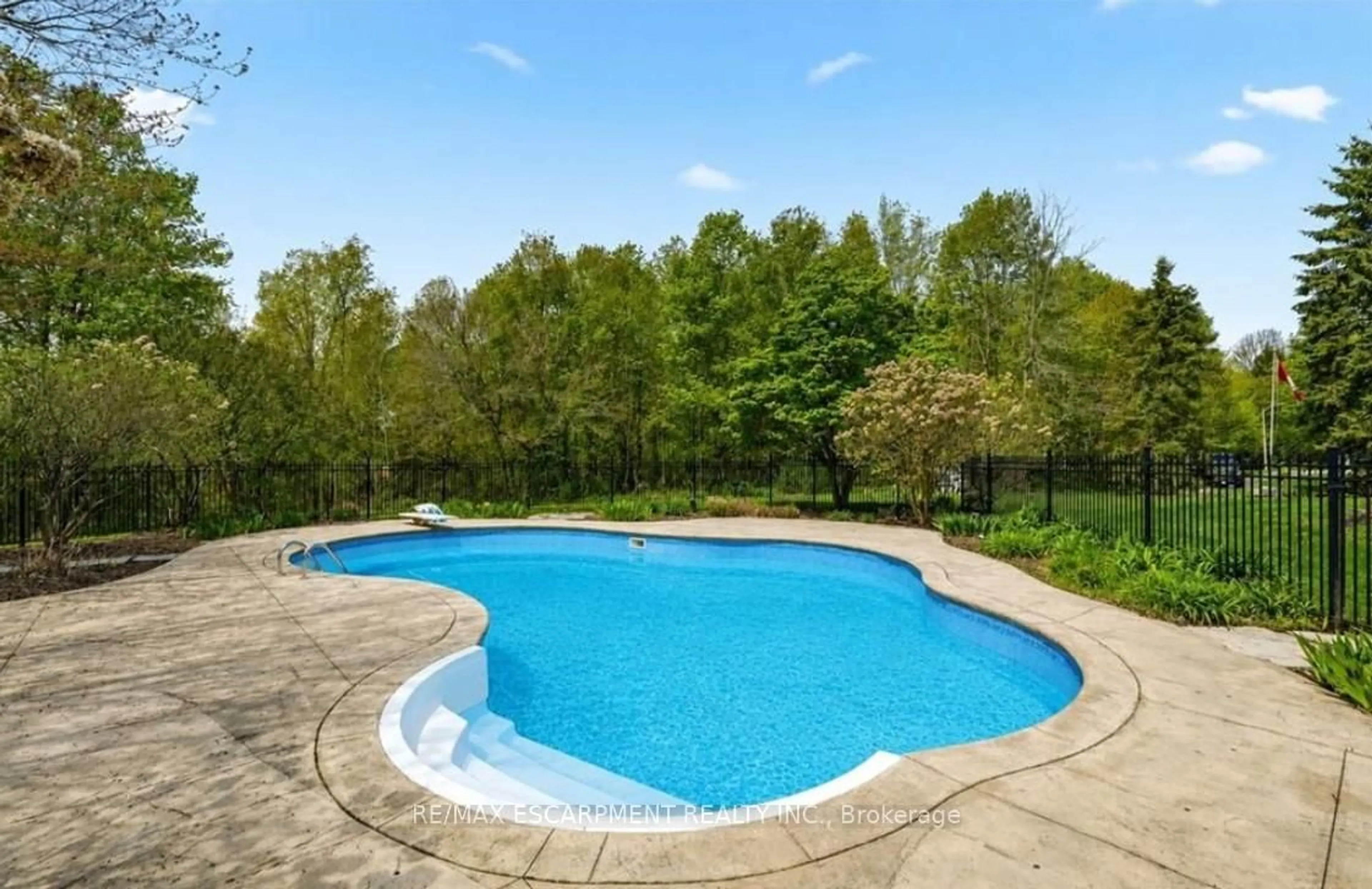 Pool for 1670 Medad Springs Crt, Burlington Ontario L8P 0B7