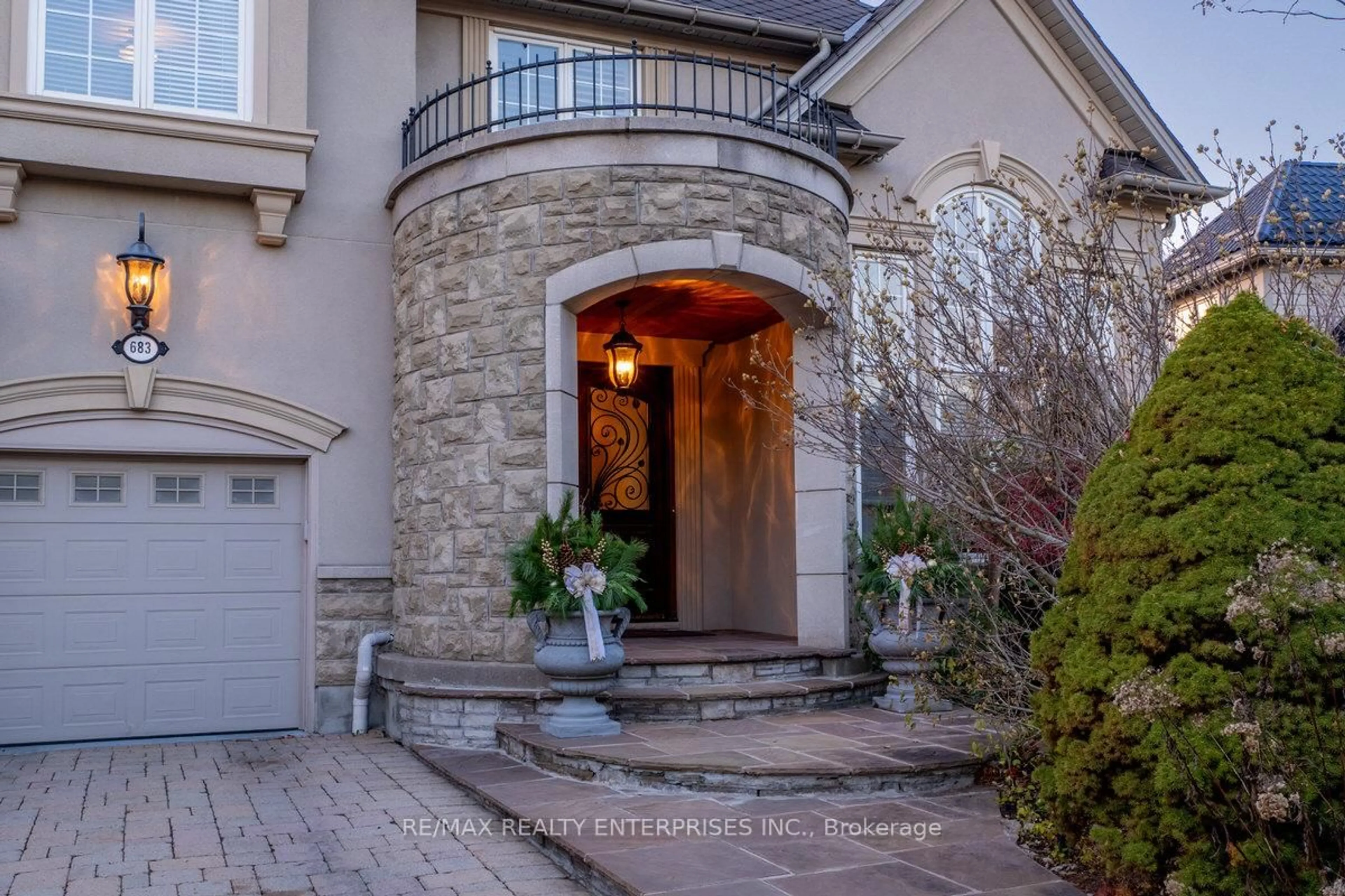 Indoor entryway for 683 Canyon St, Mississauga Ontario L5H 4L9