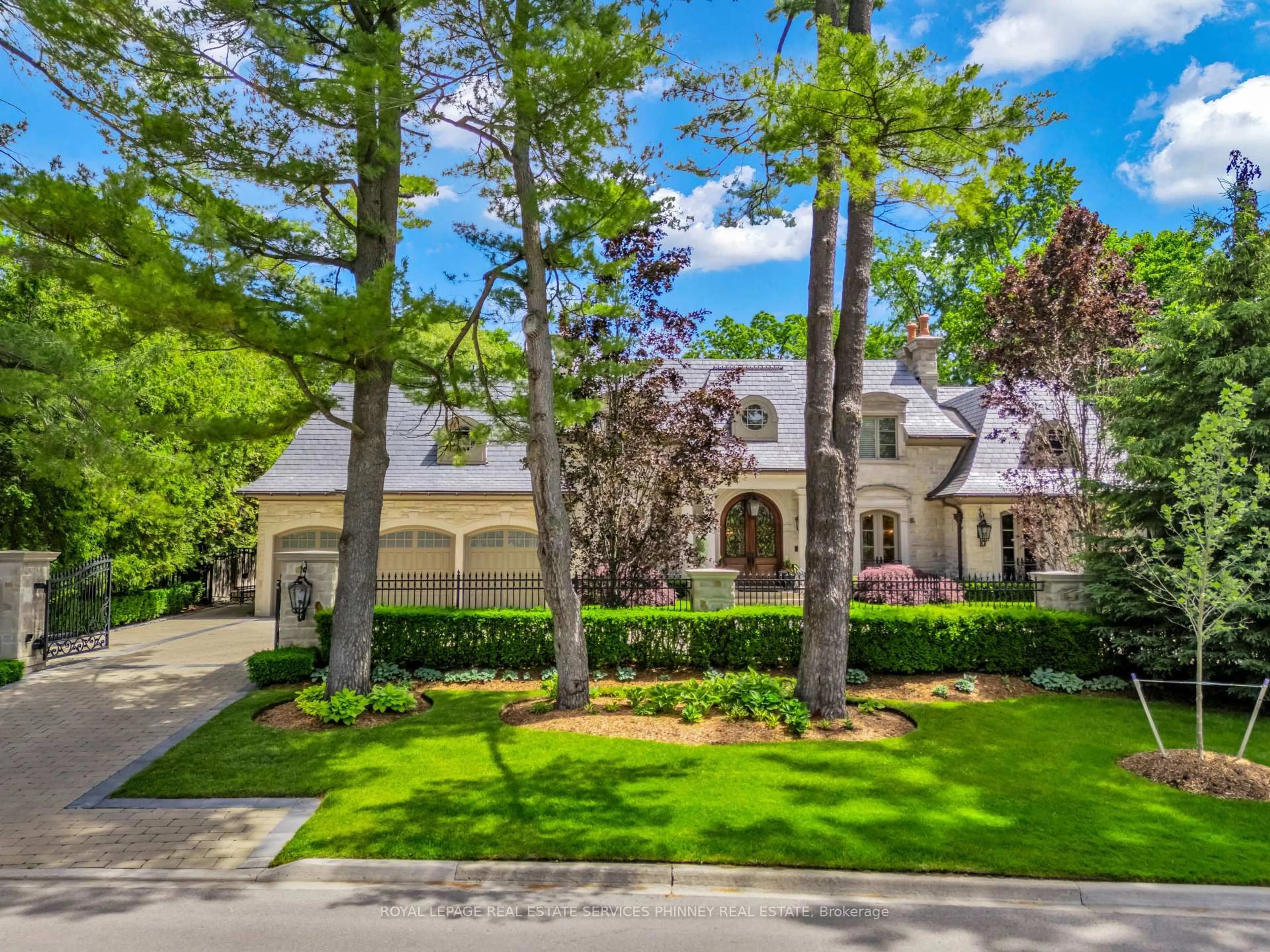 A pic from outside/outdoor area/front of a property/back of a property/a pic from drone, street for 113 Maple Grove Dr, Oakville Ontario L6J 4T9