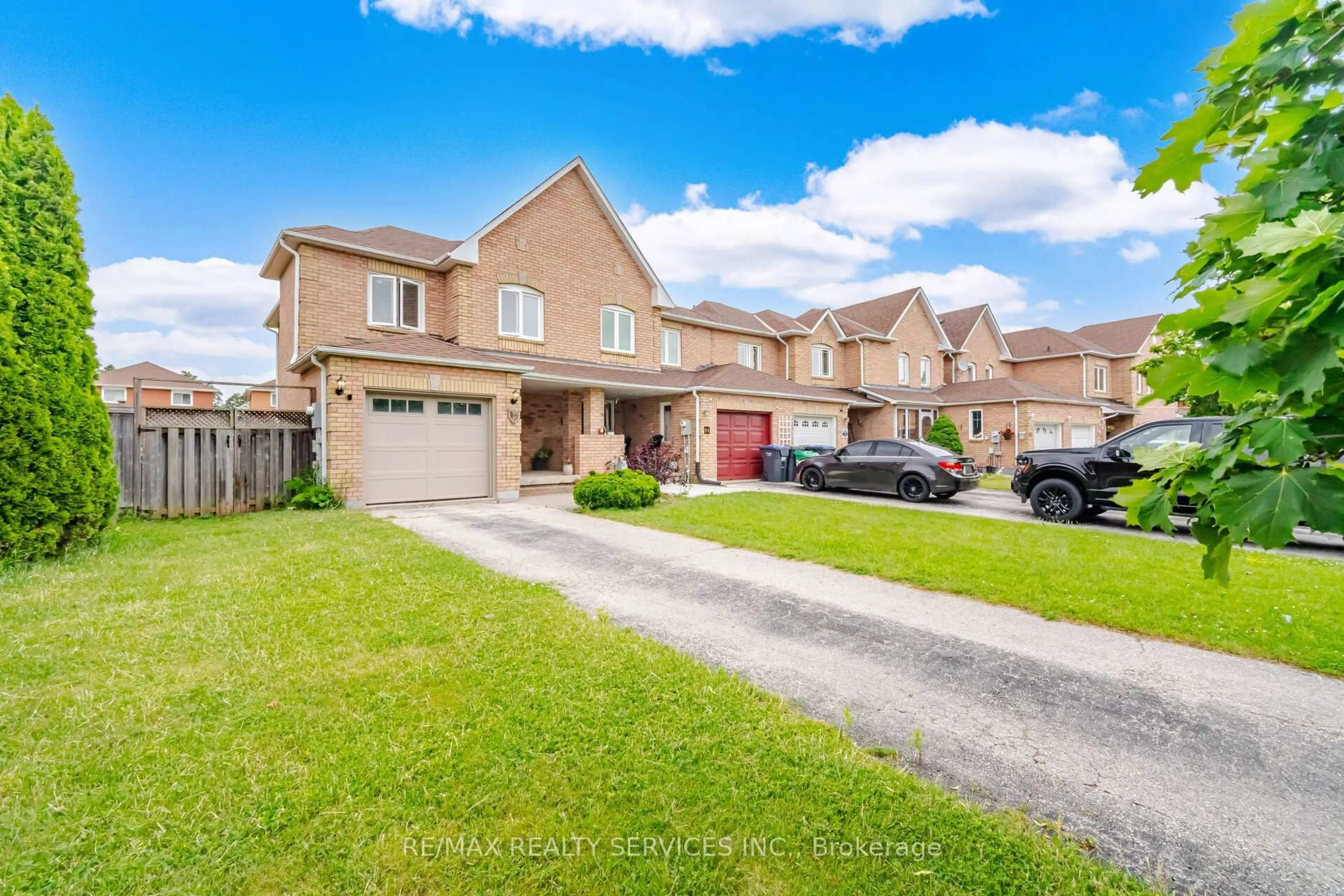 A pic from outside/outdoor area/front of a property/back of a property/a pic from drone, street for 82 Muirland Cres, Brampton Ontario L6X 4P3