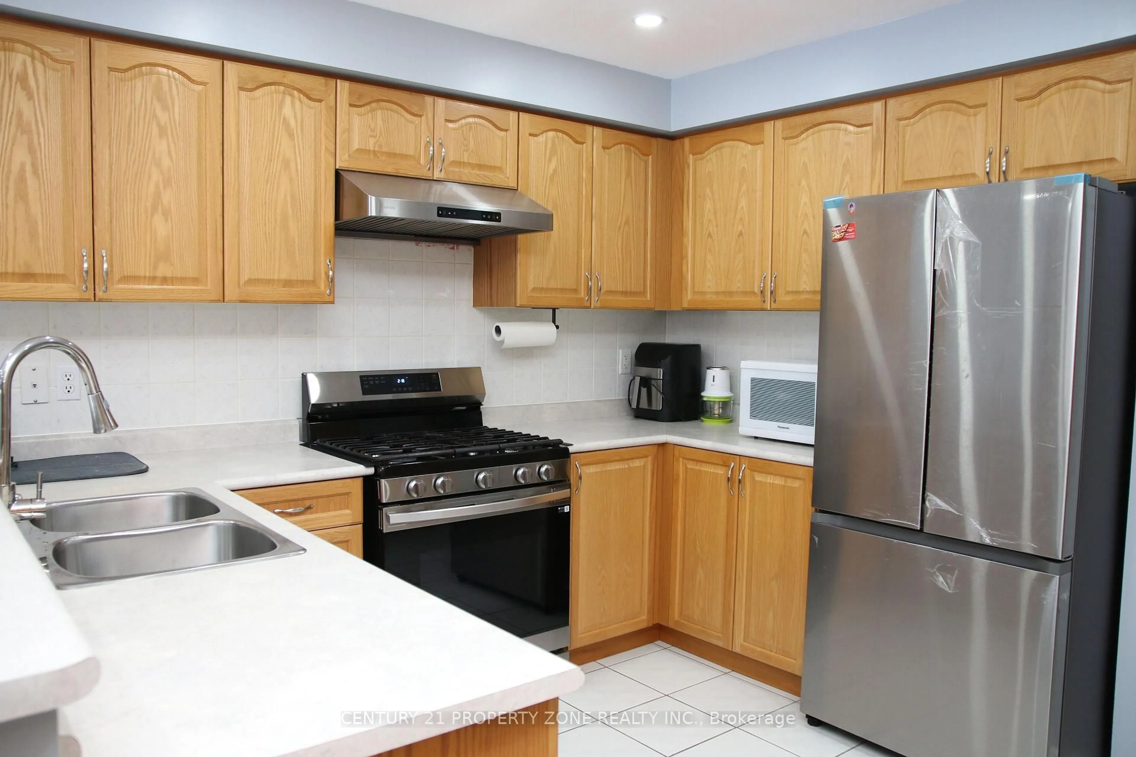 Standard kitchen, unknown for 24 Sweet Clover Cres, Brampton Ontario L6R 3A2
