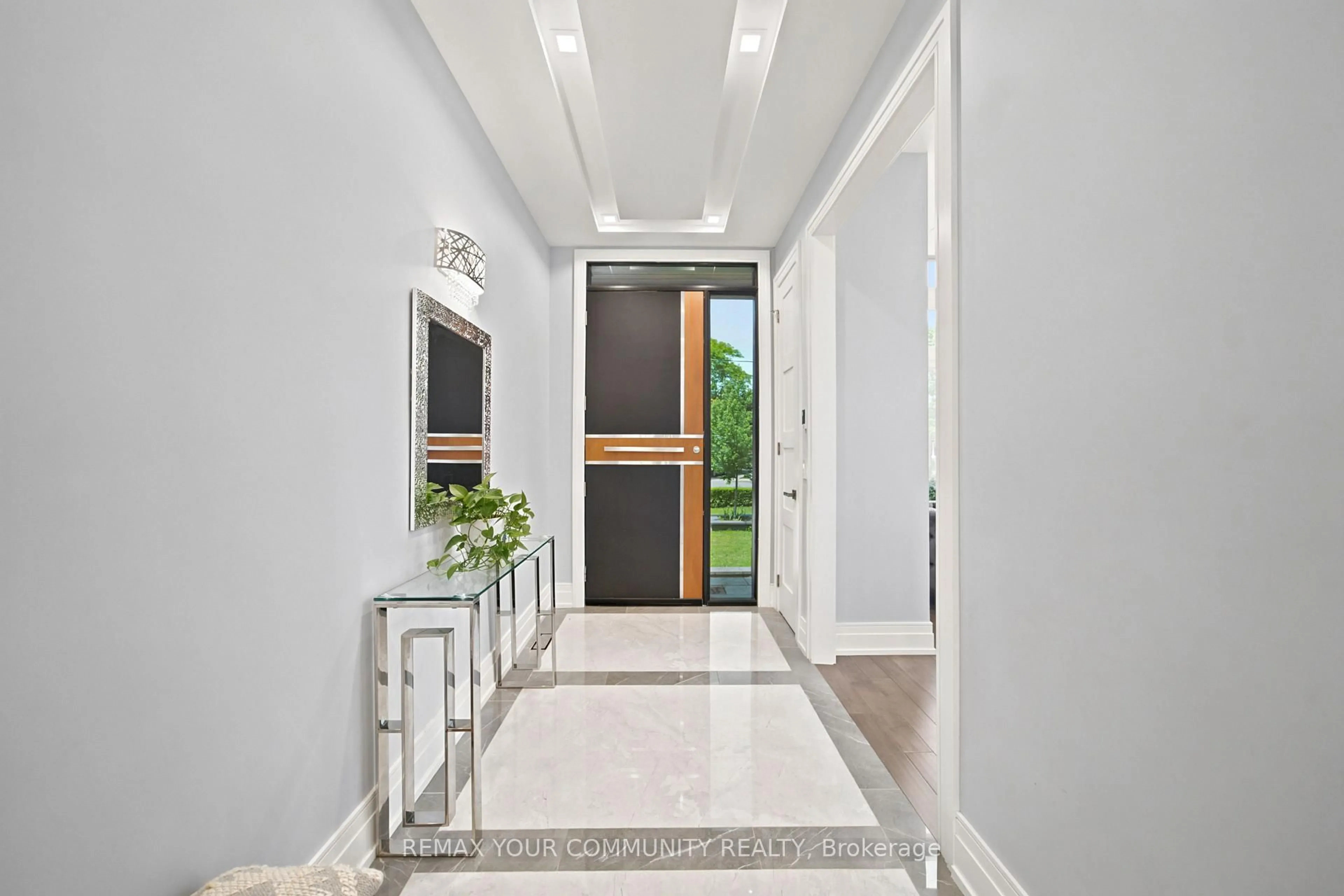 Indoor foyer for 59 Cynthia Rd, Toronto Ontario M6N 2P8