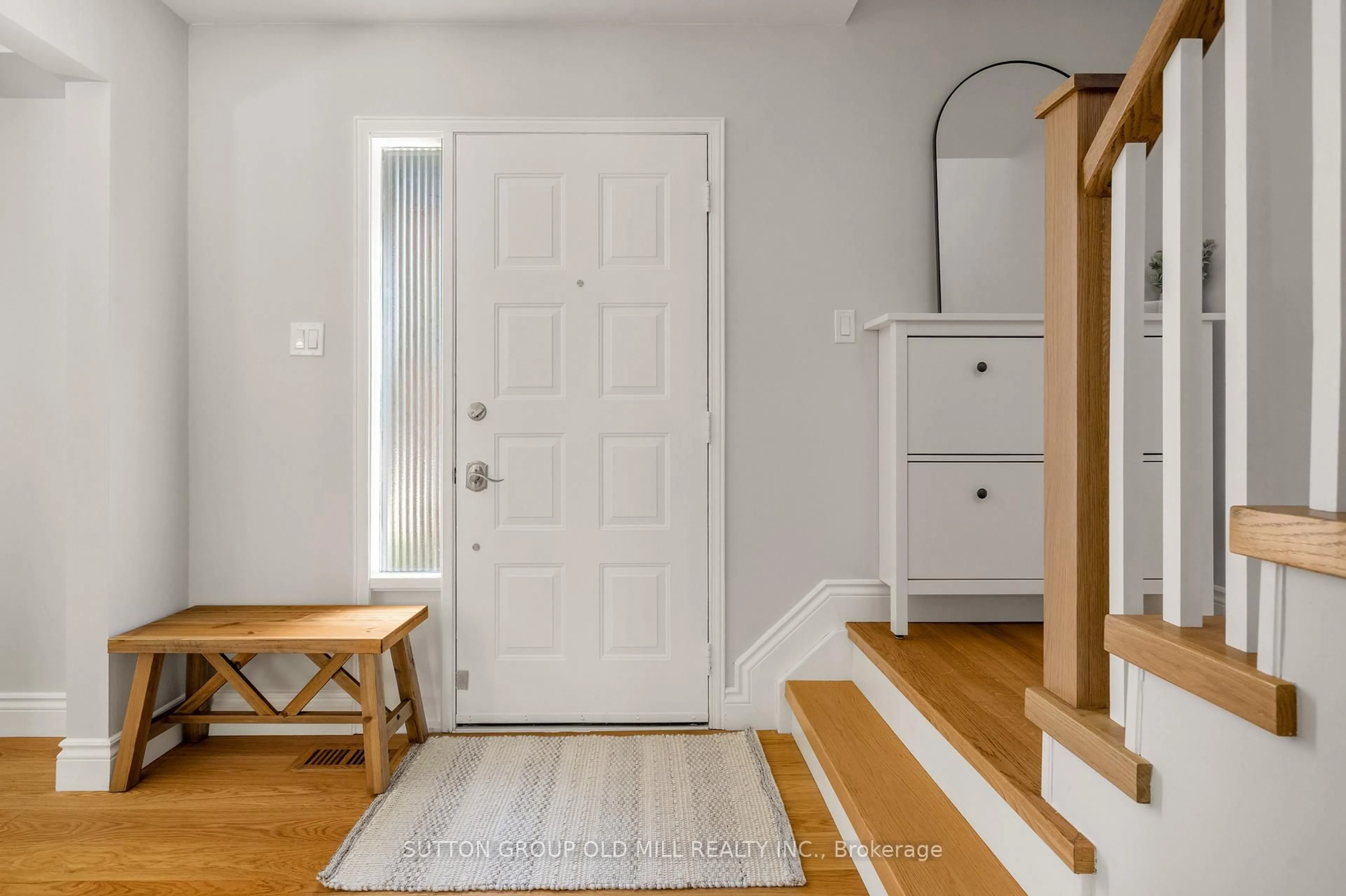 Indoor entryway for 262 Chalmers St, Oakville Ontario L6L 6A7