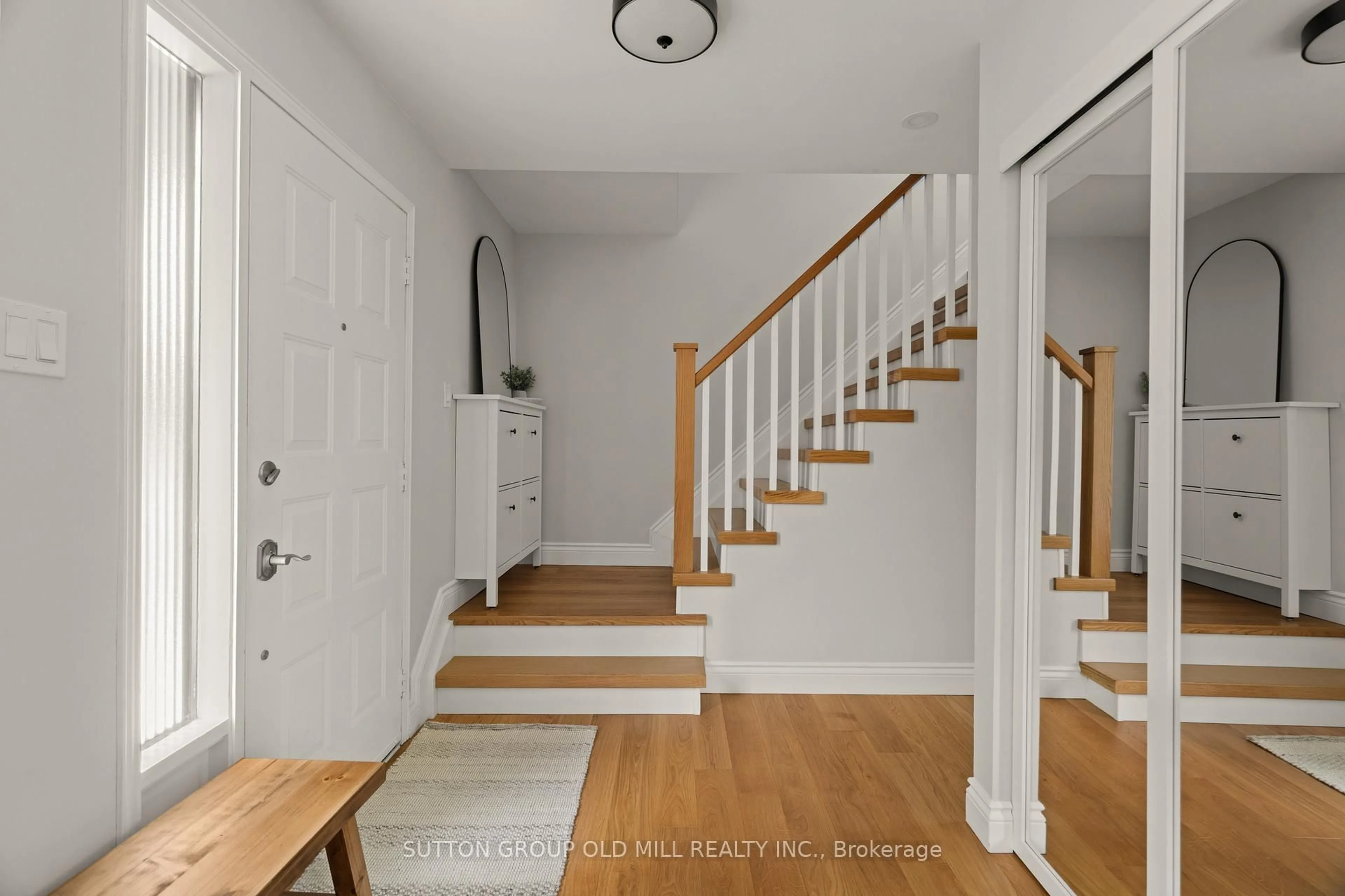 Indoor entryway for 262 Chalmers St, Oakville Ontario L6L 6A7