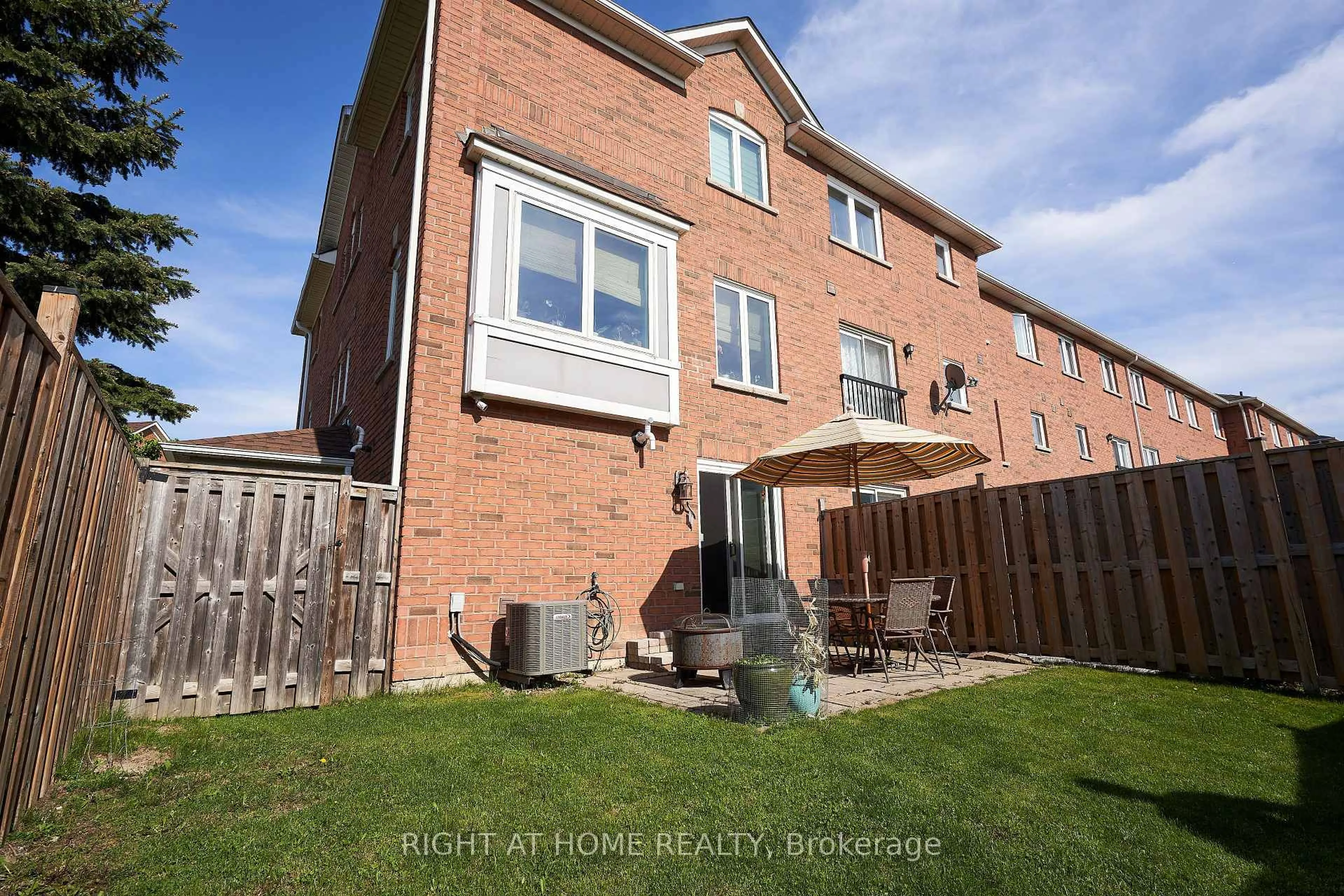 A pic from outside/outdoor area/front of a property/back of a property/a pic from drone, street for 271 RICHVALE Dr #24, Brampton Ontario L6Z 4W7