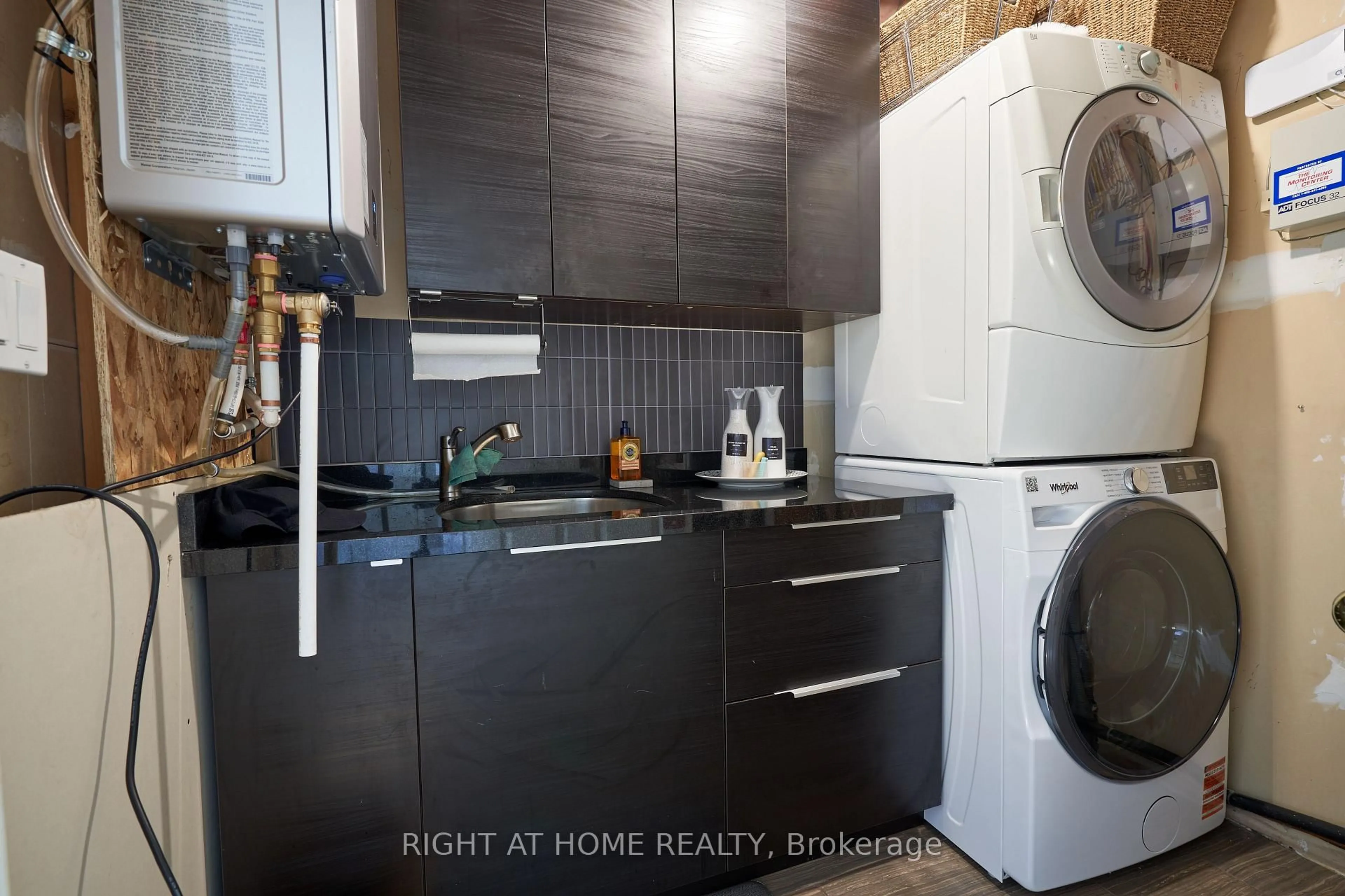 Kitchen with laundary machines, wood/laminate floor for 271 RICHVALE Dr #24, Brampton Ontario L6Z 4W7
