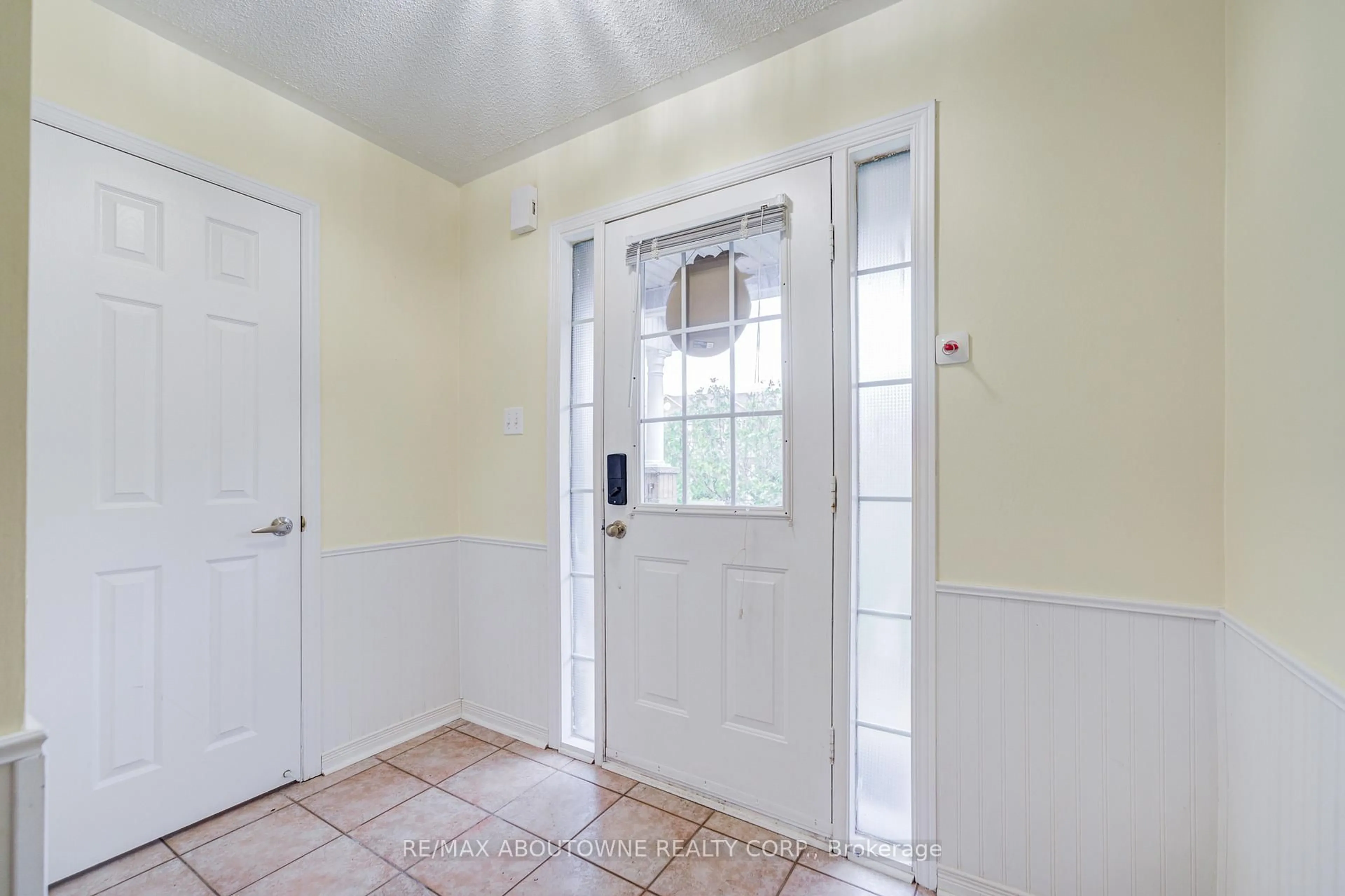 Indoor entryway for 5128 Falconcrest Dr, Burlington Ontario L7L 6K4
