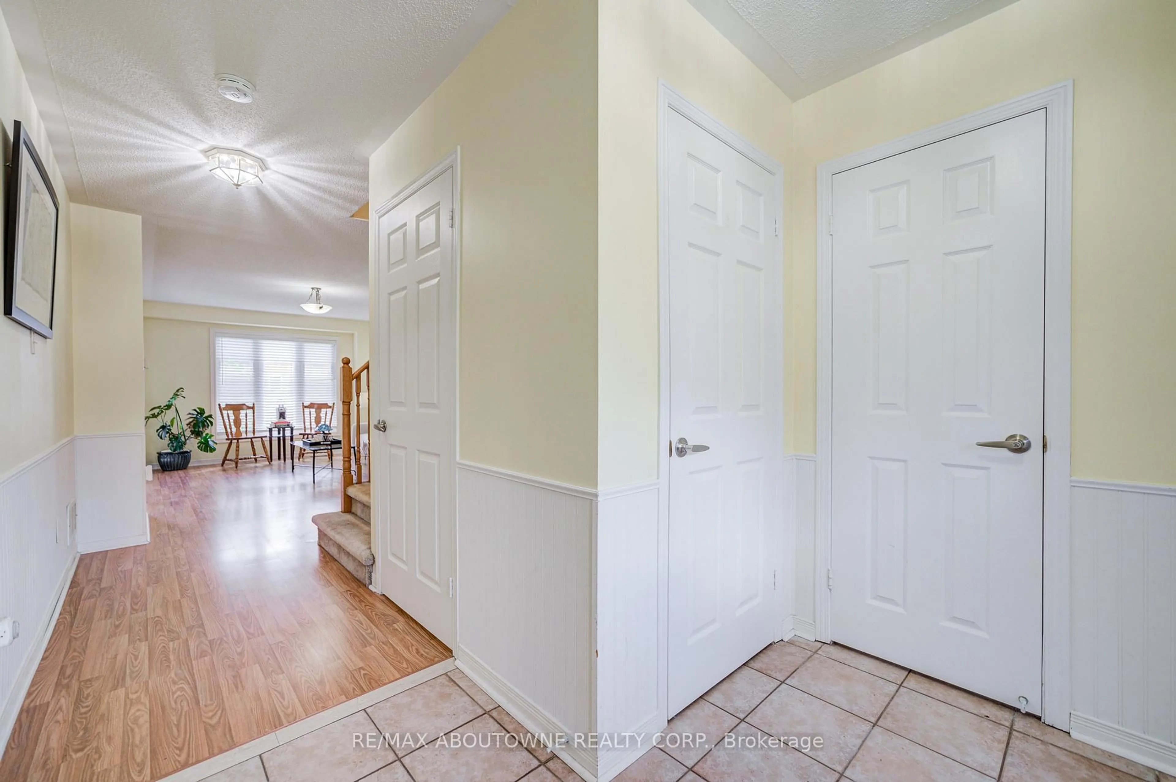 Indoor entryway for 5128 Falconcrest Dr, Burlington Ontario L7L 6K4