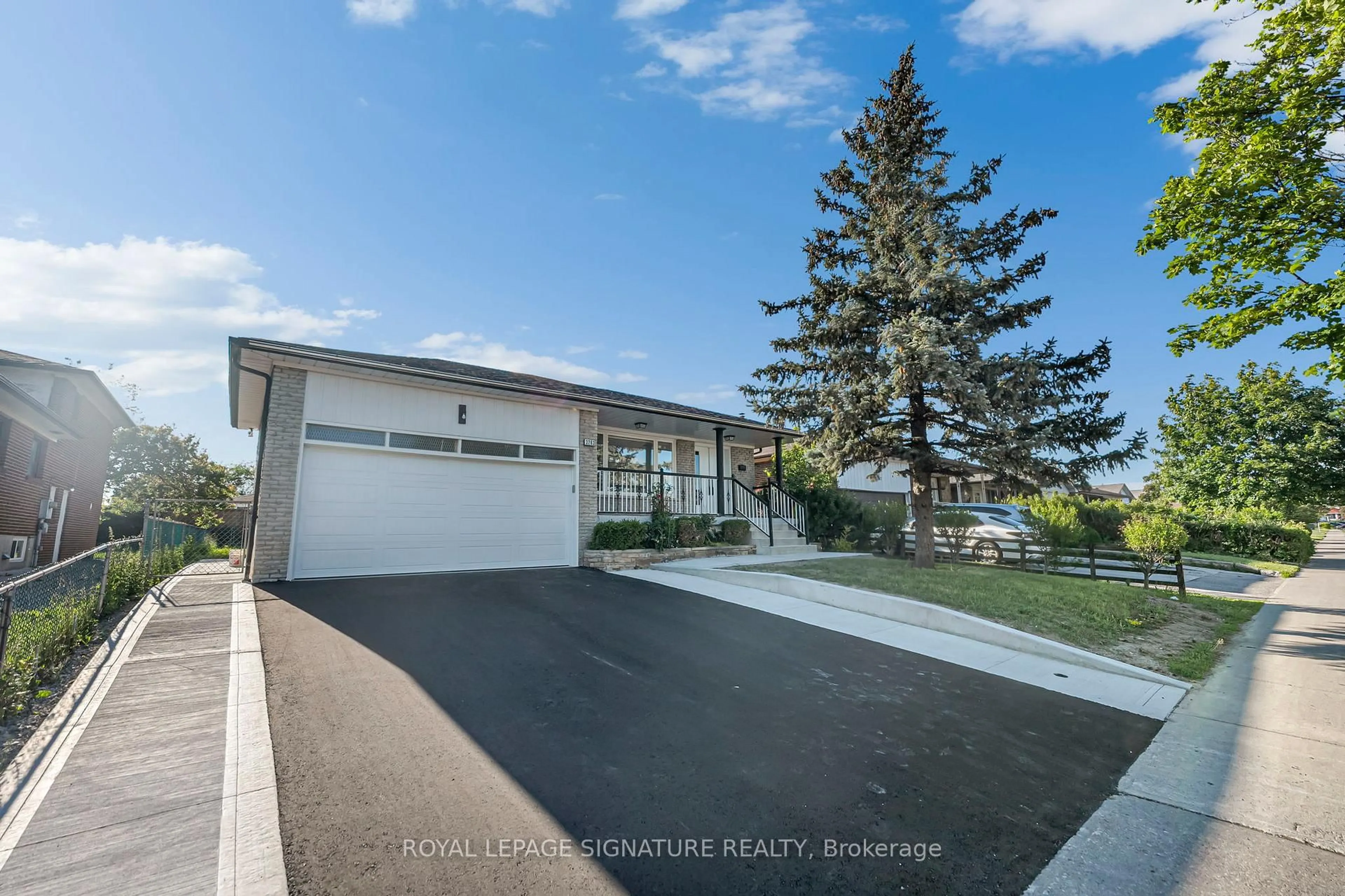 Home with vinyl exterior material, street for 3263 Morning Star Dr, Mississauga Ontario L4T 1X6