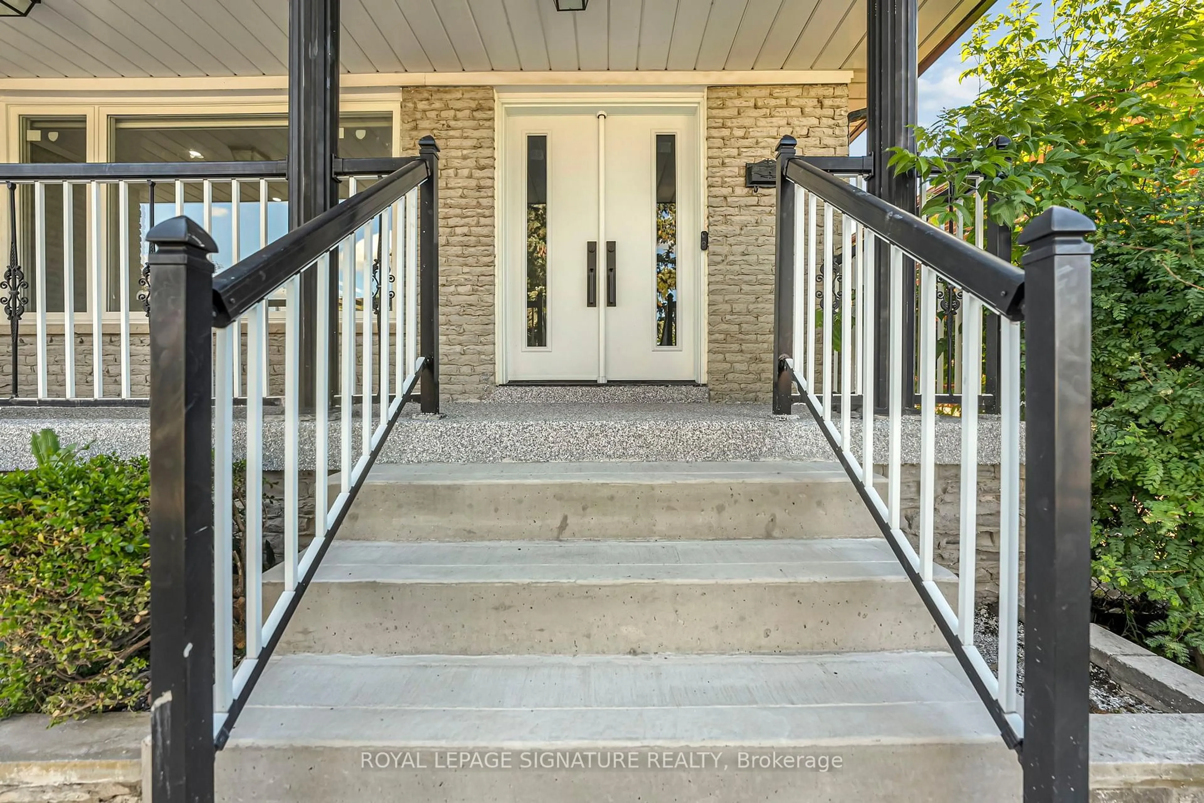 Indoor entryway for 3263 Morning Star Dr, Mississauga Ontario L4T 1X6