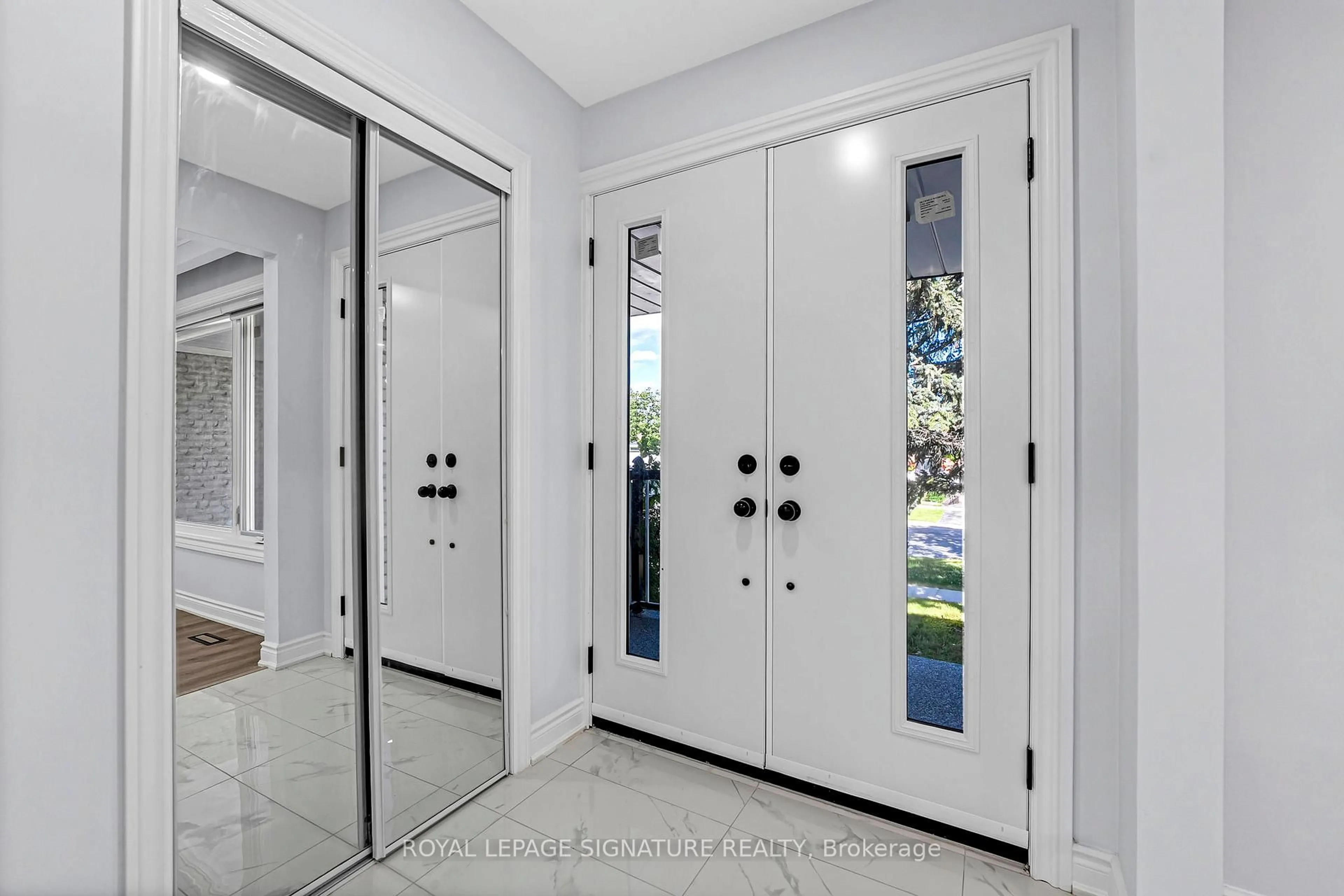 Indoor entryway for 3263 Morning Star Dr, Mississauga Ontario L4T 1X6