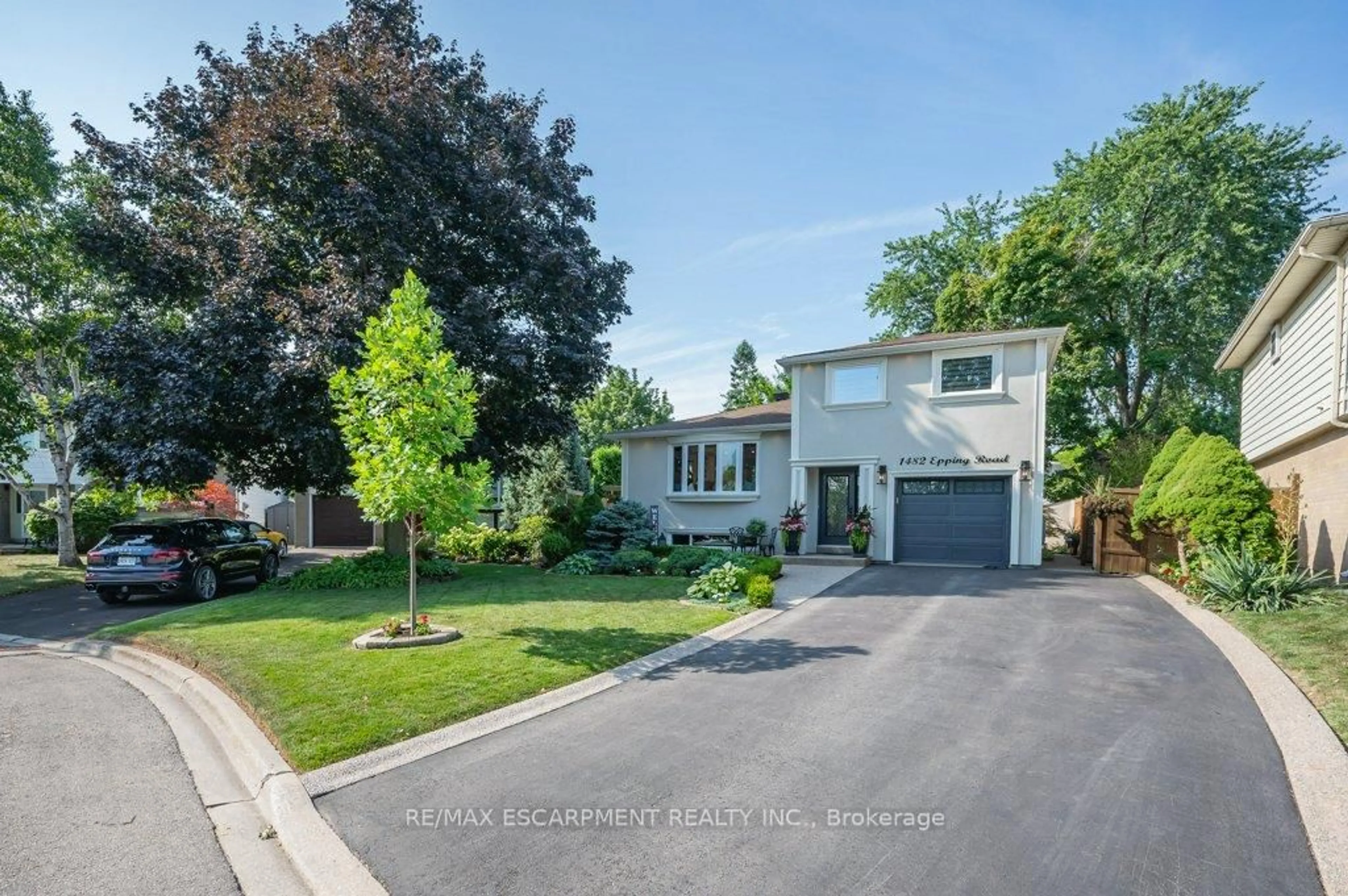 A pic from outside/outdoor area/front of a property/back of a property/a pic from drone, street for 1482 Epping Rd, Burlington Ontario L7M 1P4
