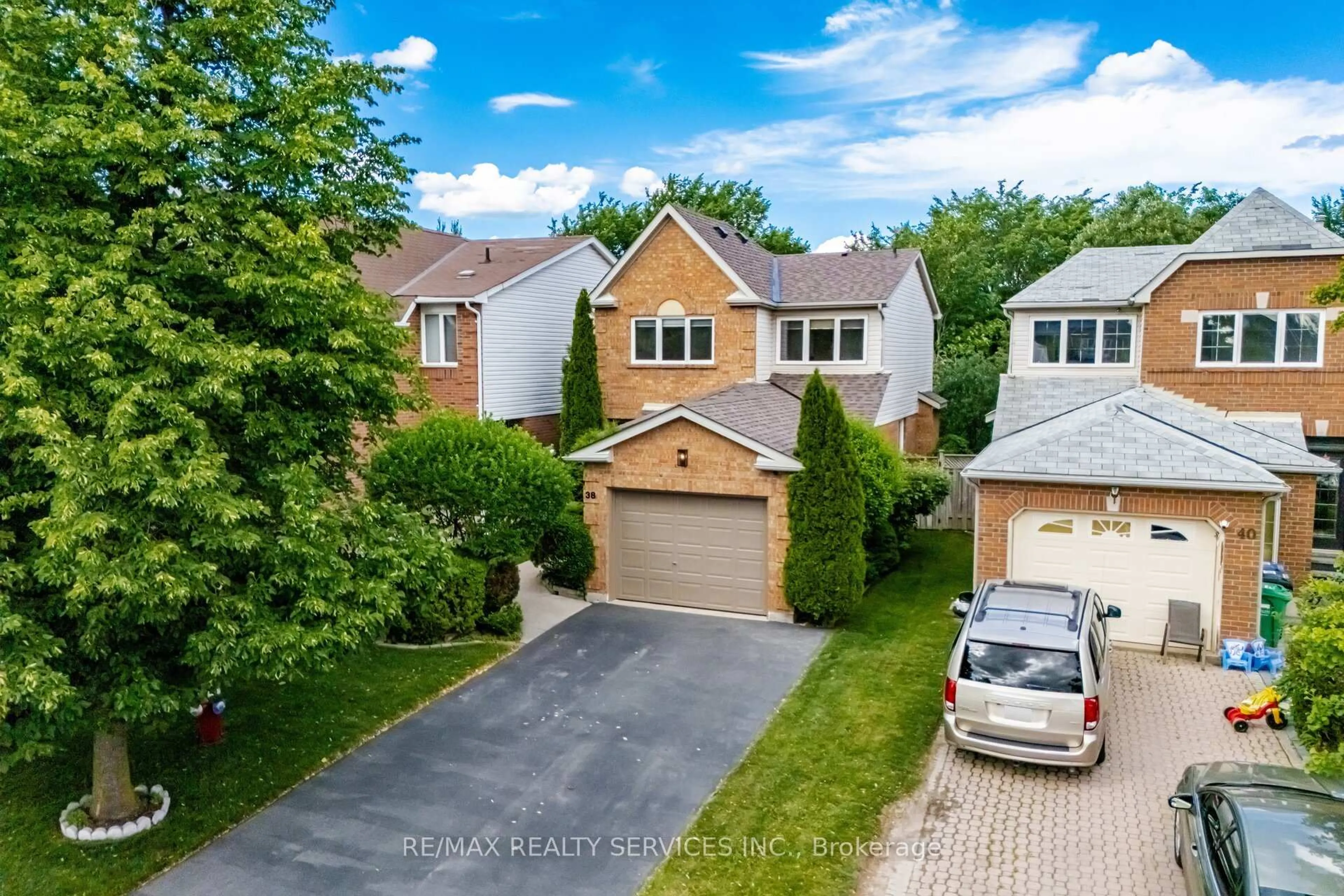 A pic from outside/outdoor area/front of a property/back of a property/a pic from drone, street for 38 Furrows End, Brampton Ontario L6Z 4S5